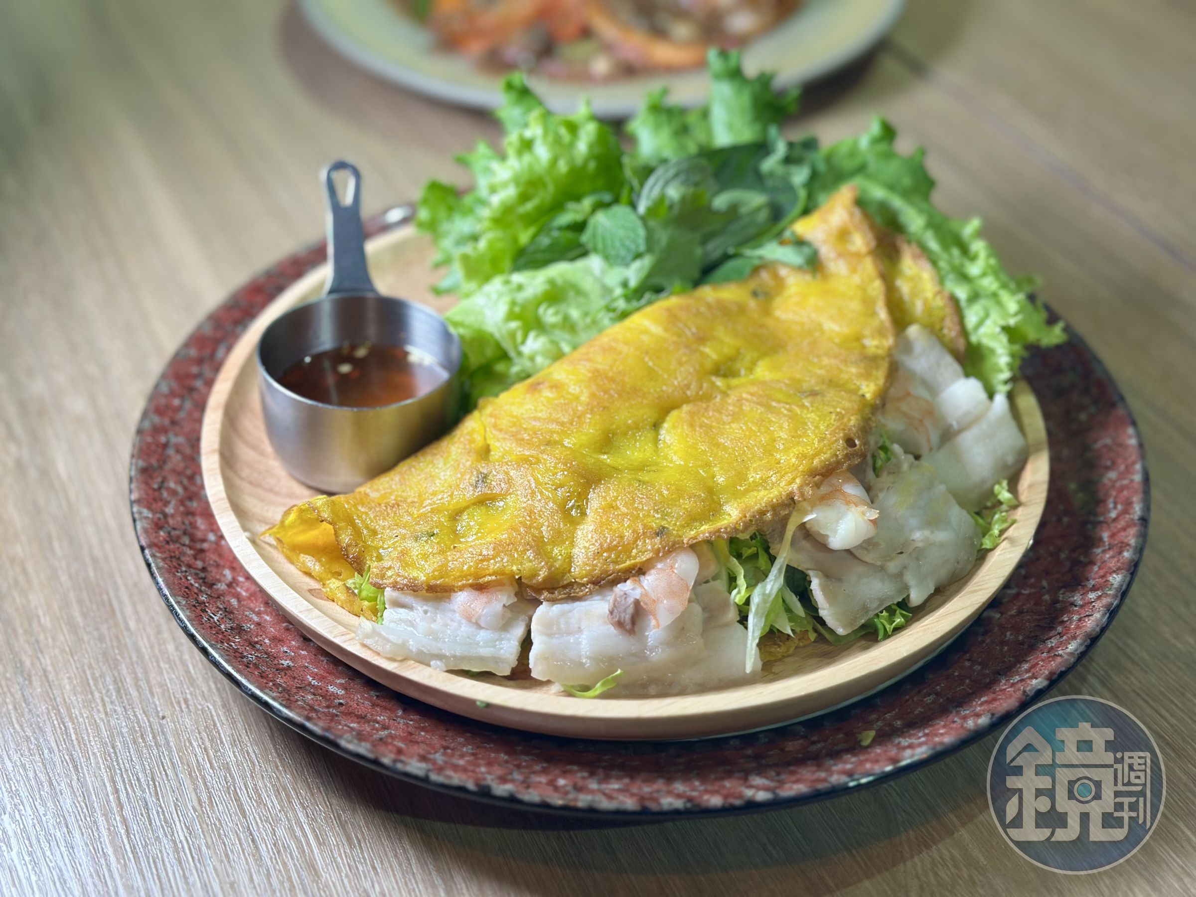 「煎班燒」要用生菜包著蛋皮、豬肉和蝦仁一起吃，口感、味道很豐富。（280元／份）