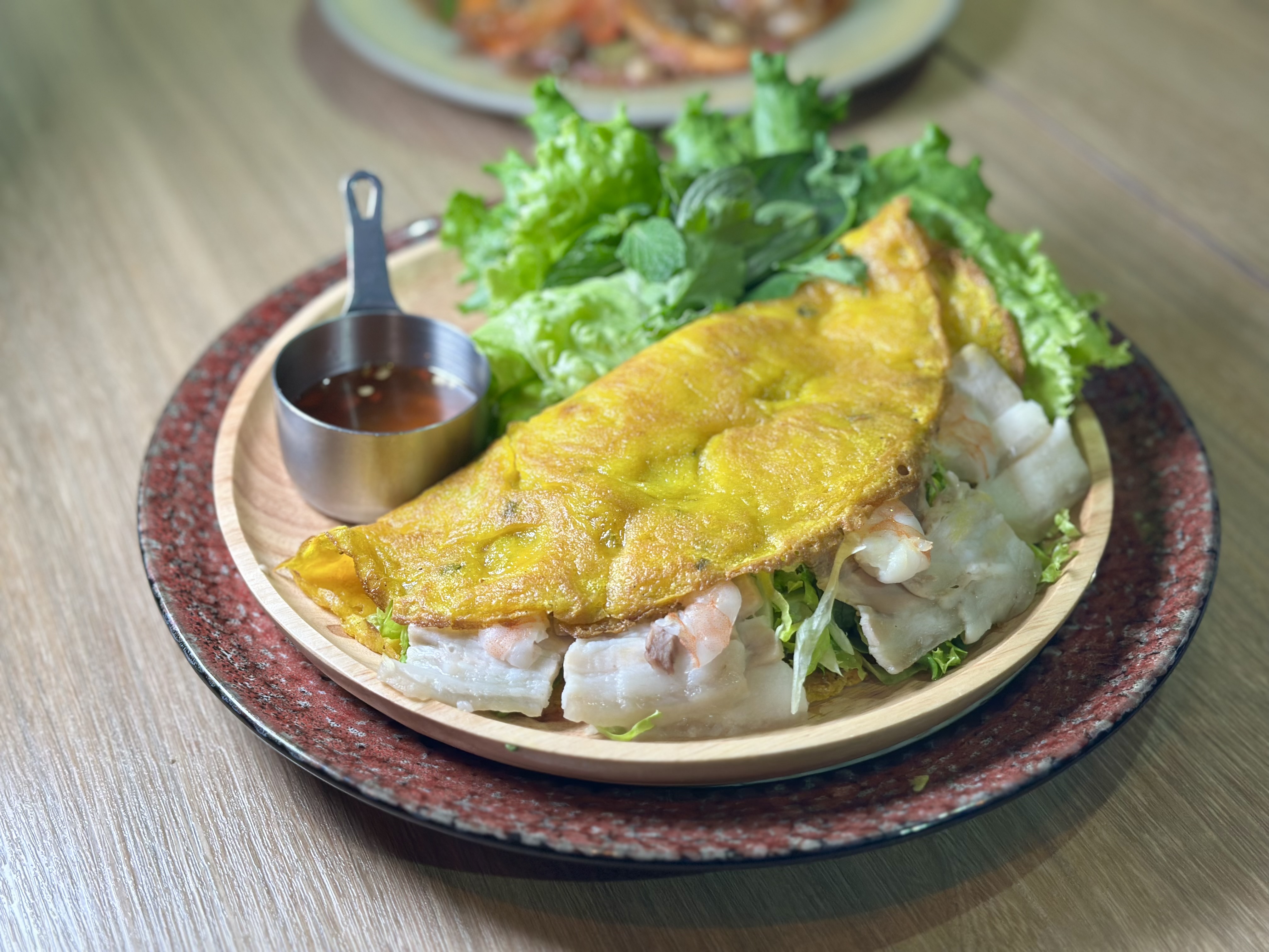 「煎班燒」要用生菜包著蛋皮、豬肉和蝦仁一起吃，口感、味道很豐富。（280元／份）