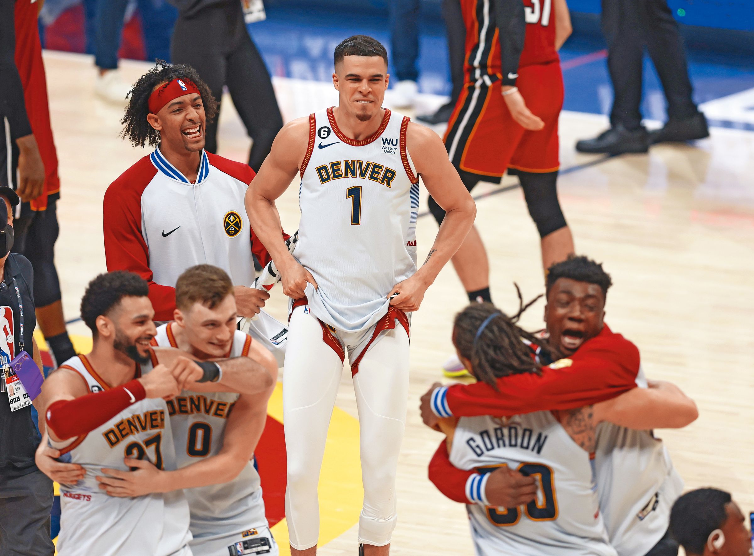 NBA球星小波特（中）曾是丹佛金塊隊球員，現則效力於布魯克林籃網隊，身價粗估高達新台幣85億元。（東方IC）
