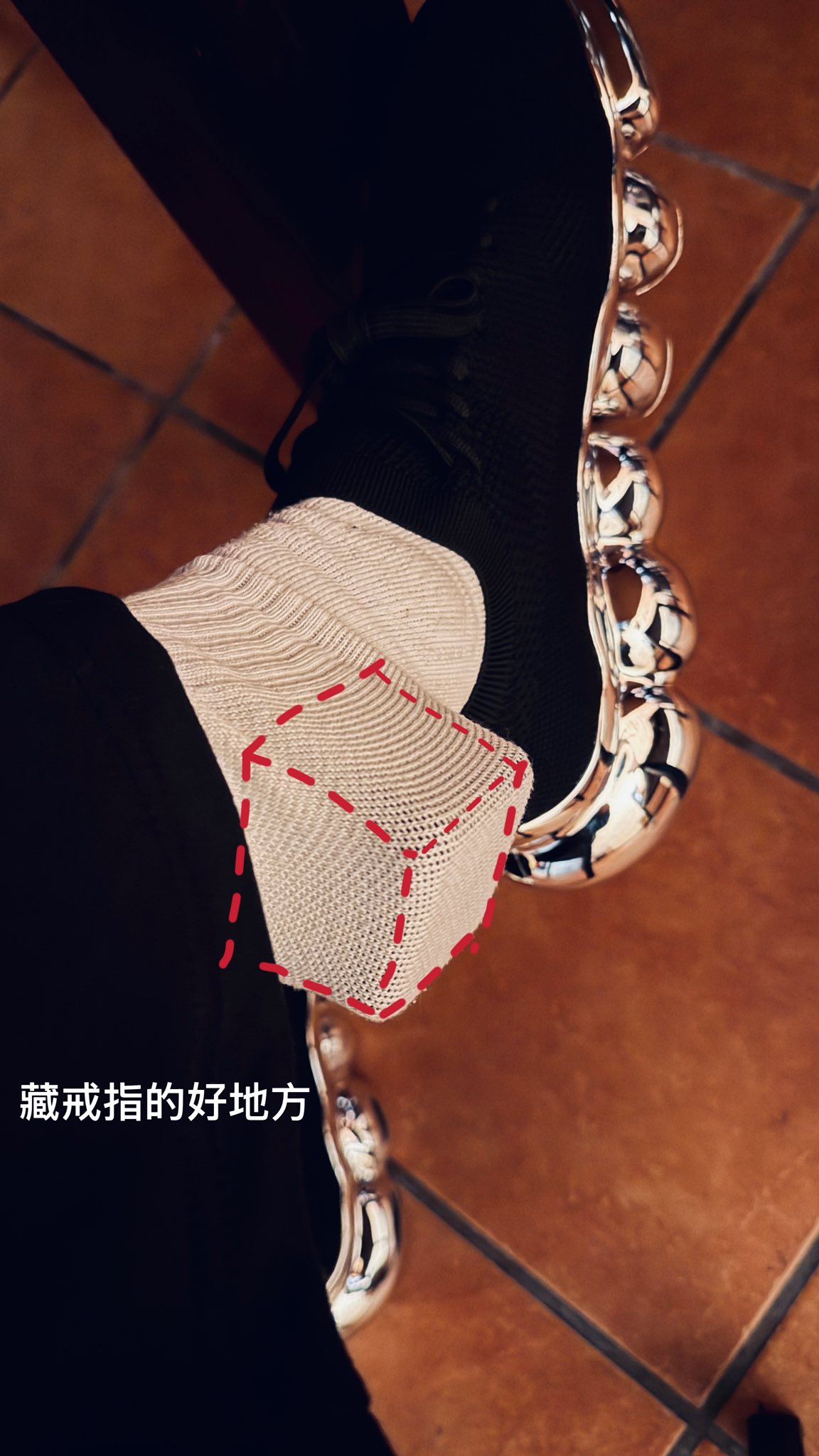 禾浩辰為了求婚把鑽戒藏在襪子裡。(翻攝臉書)
