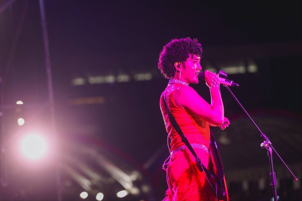 排灣族歌手舞炯恩發文控訴生父外遇的家醜。（翻攝自舞炯恩．加以法利得臉書）