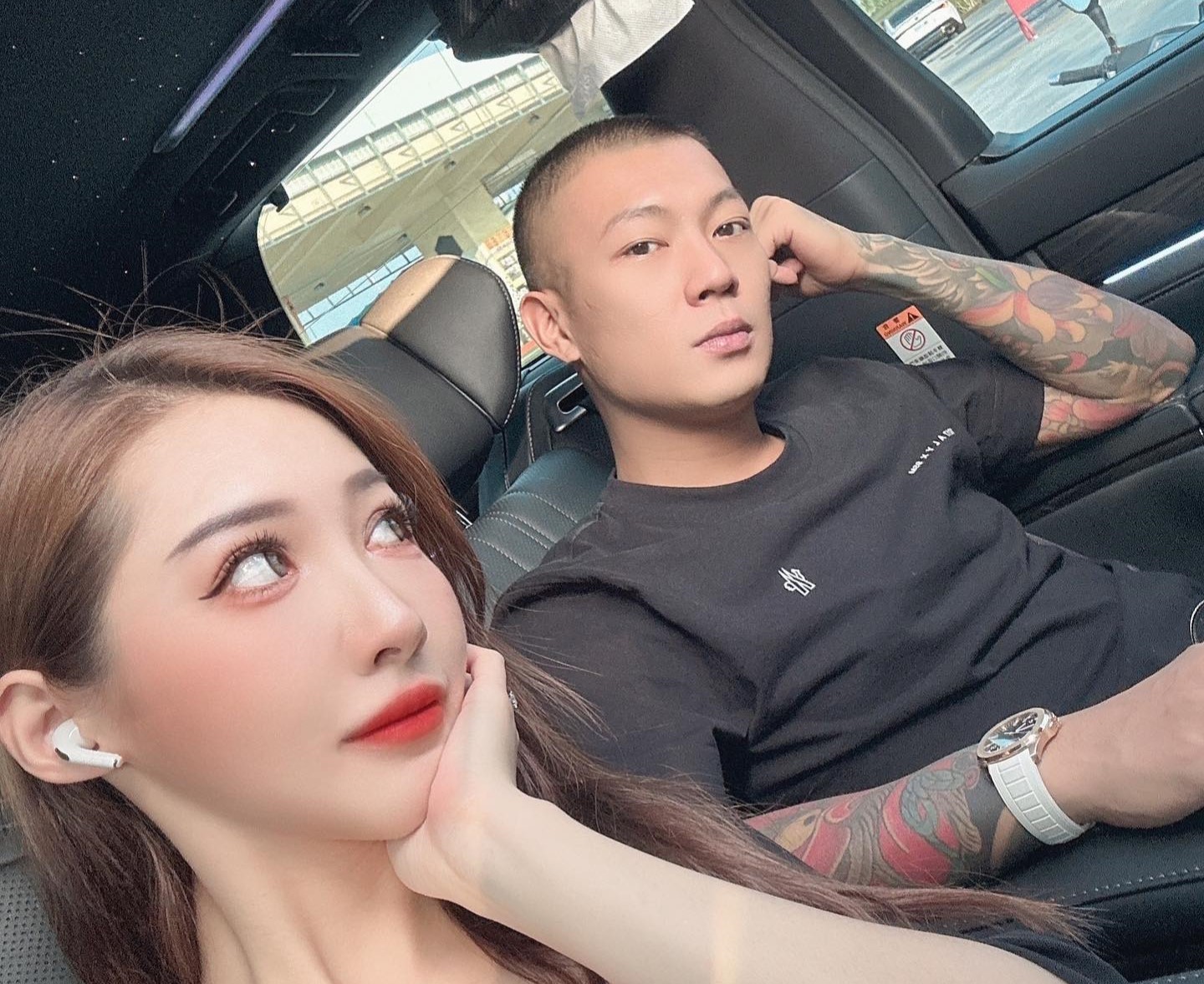 鳳梨與女友歐菈昨天交往邁入第3年。（翻攝自鳳梨臉書）