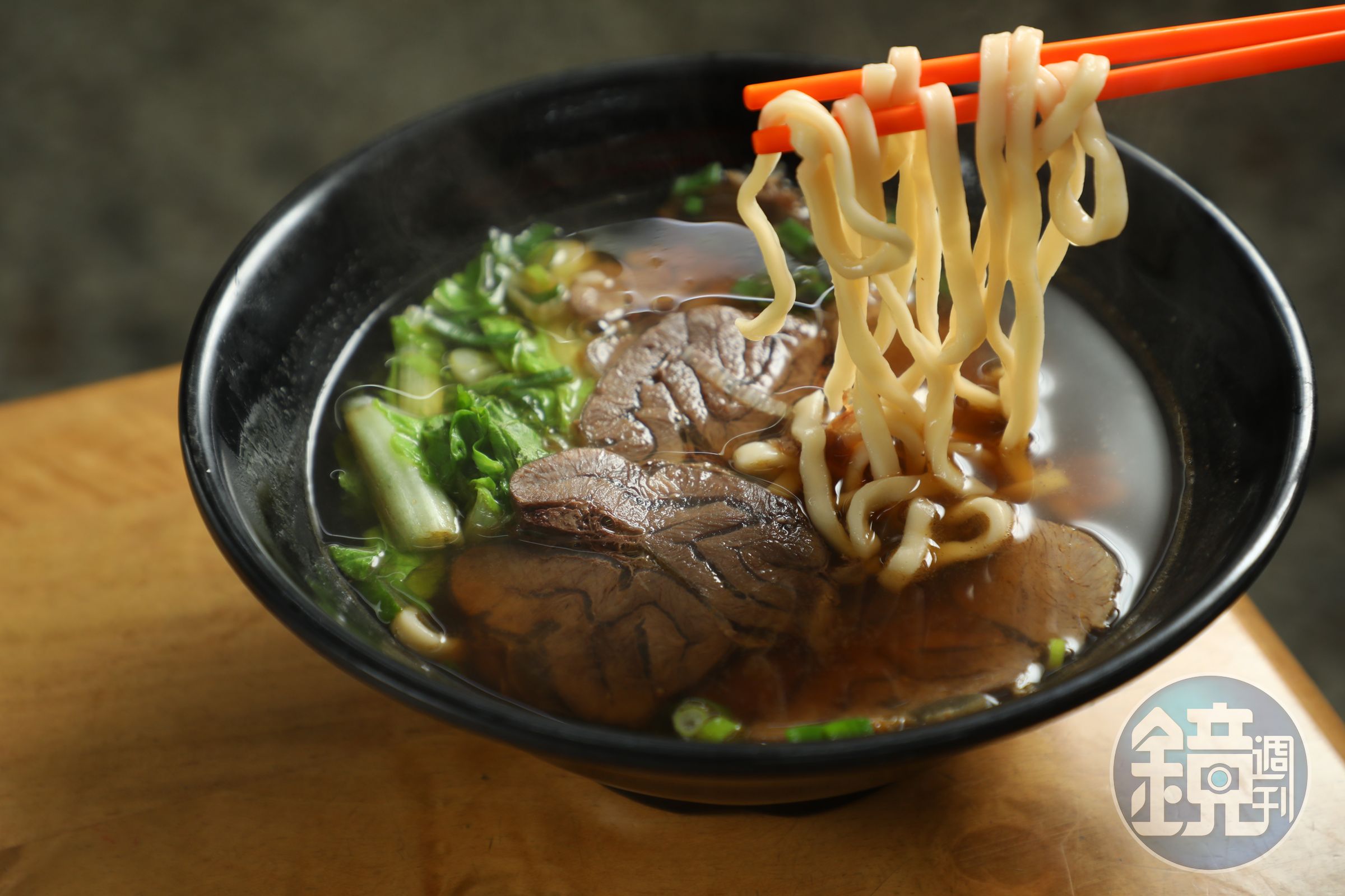 「牛肉麵」使用半筋半牛的紅燒牛腱肉,湯底則是用牛骨與牛肉熬製而成。(130元/碗)