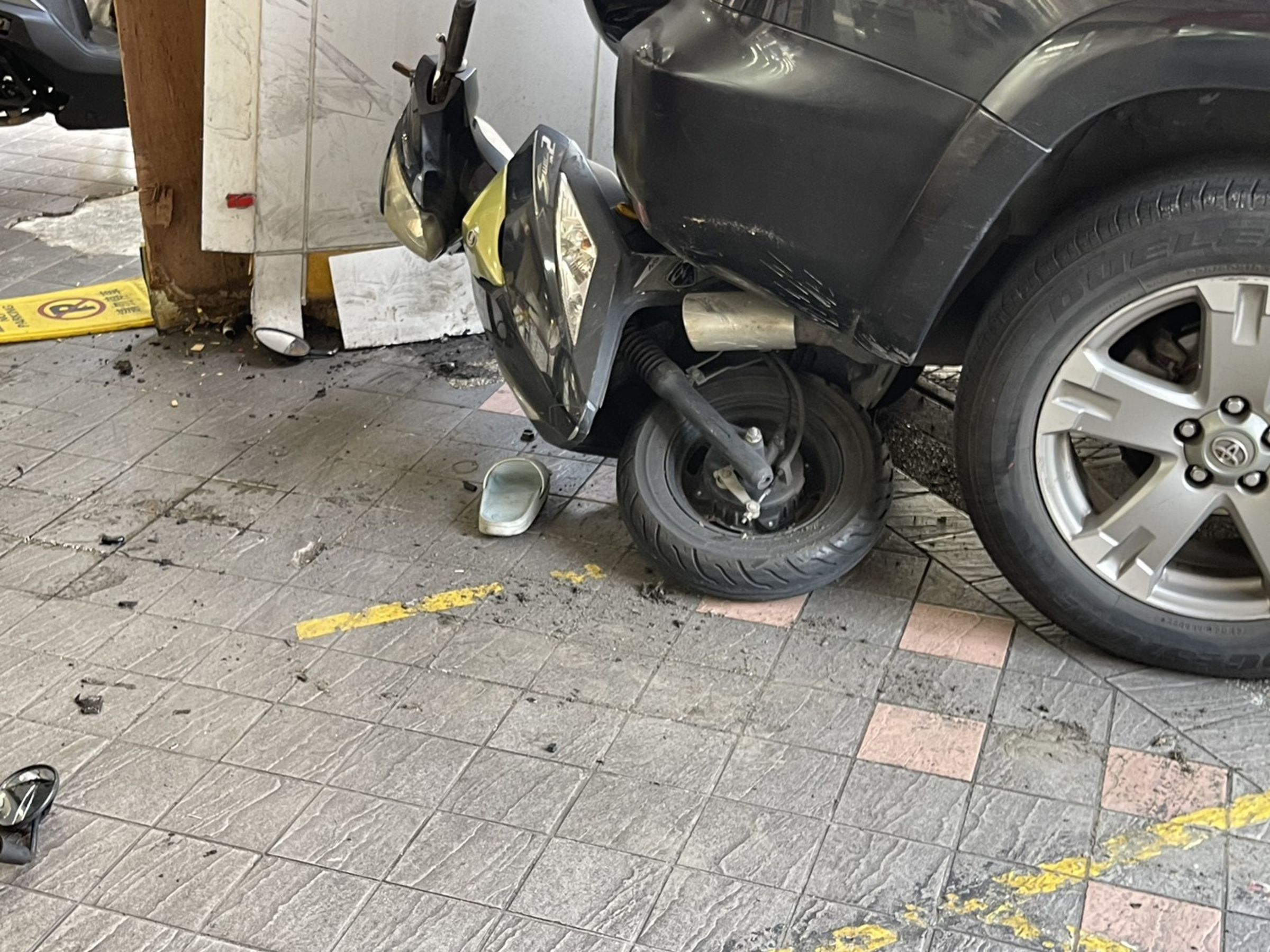 北市延平北路三段發生一起休旅車倒車時暴衝車禍,一位機車騎士所幸有機車當作緩衝,驚險躲過一劫。(翻攝畫面)