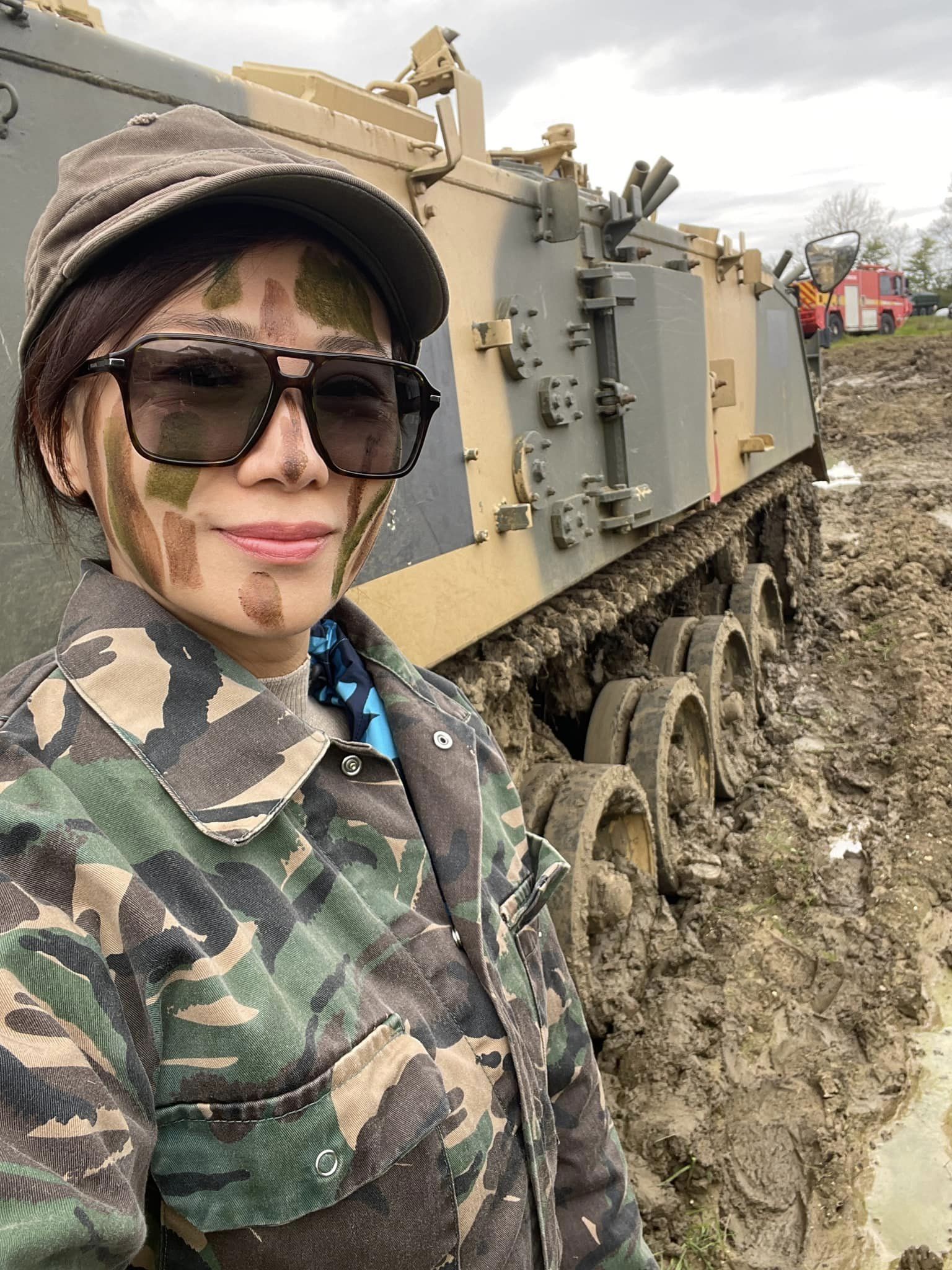 連靜雯到坦克體驗基地體驗。（楠軒工作室）
