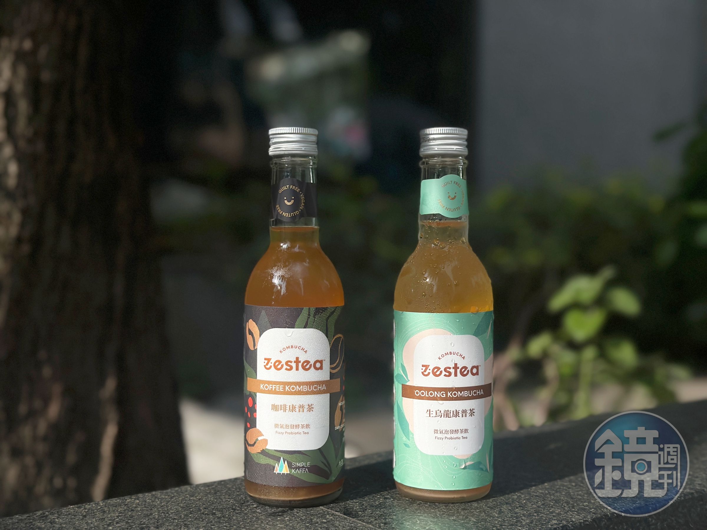 Zestea標榜百分百在地精釀正宗活菌康普茶「生烏龍康普茶」(右,1,620元/12瓶)與「咖啡康普茶」(右, 1,720元/12瓶)。