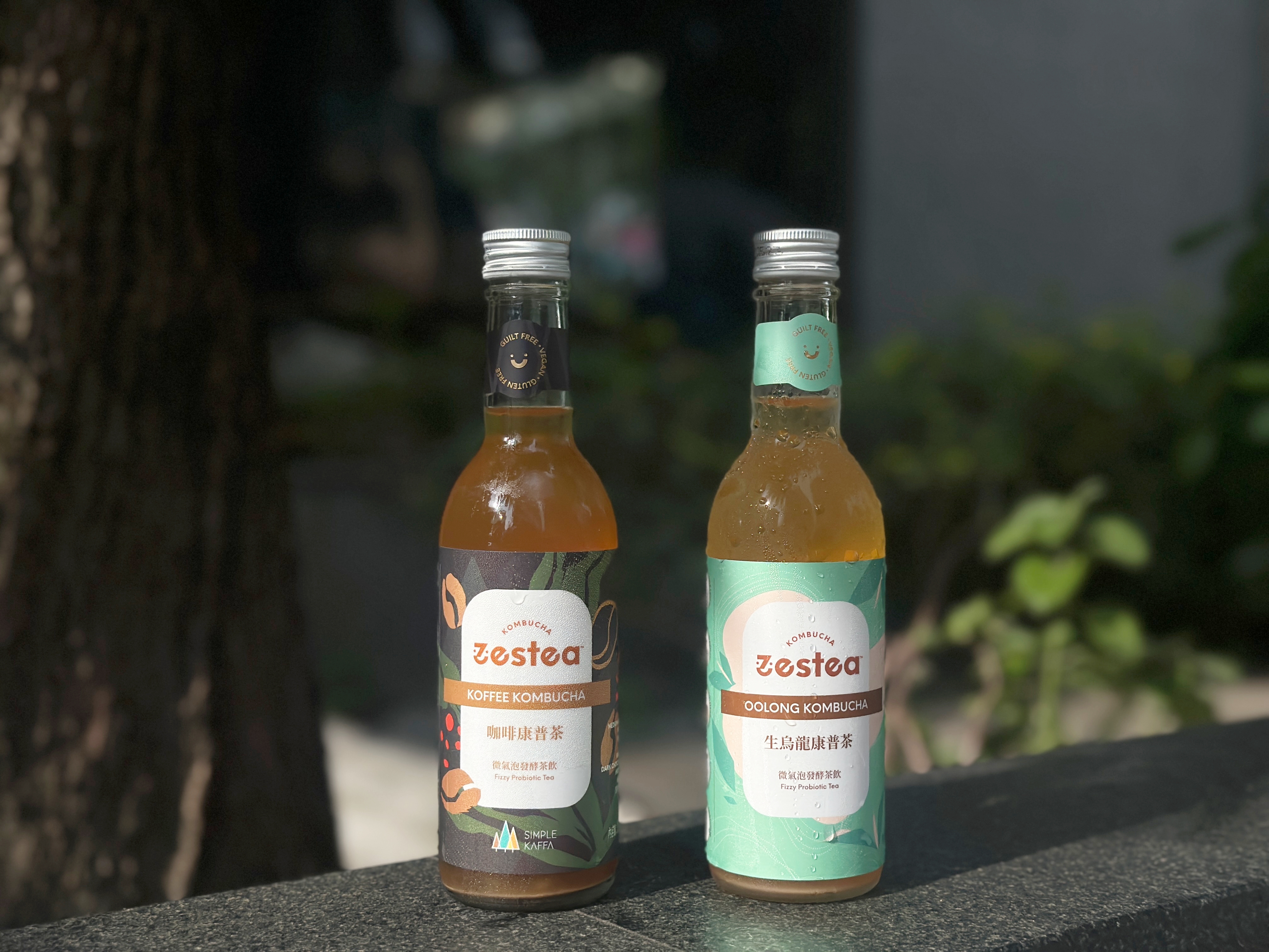 Zestea標榜百分百在地精釀正宗活菌康普茶「生烏龍康普茶」（右，1,620元／12瓶）與「咖啡康普茶」（右， 1,720元／12瓶）。