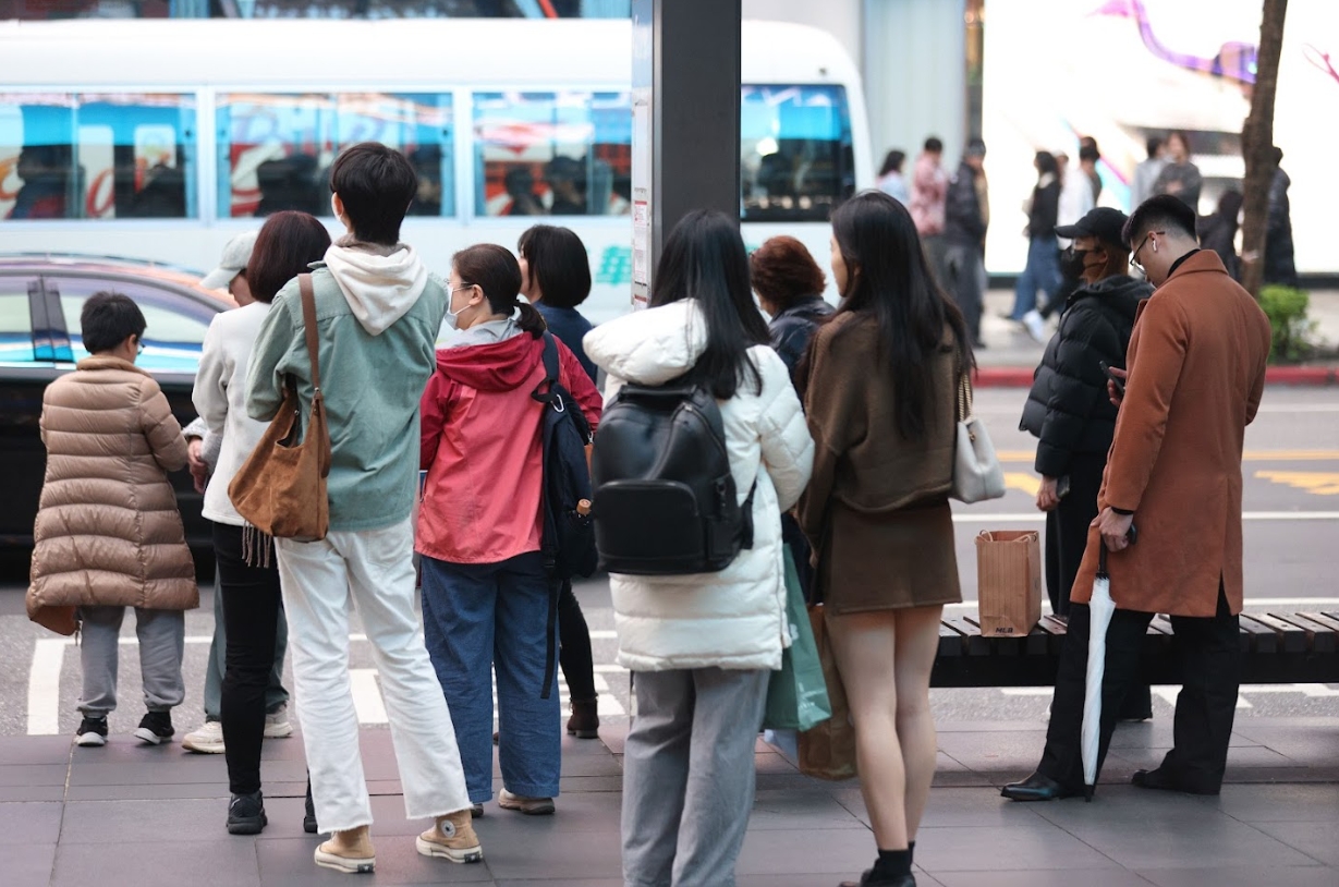 中央氣象署發布低溫特報、陸上強風特報。（鏡報劉耀勻）