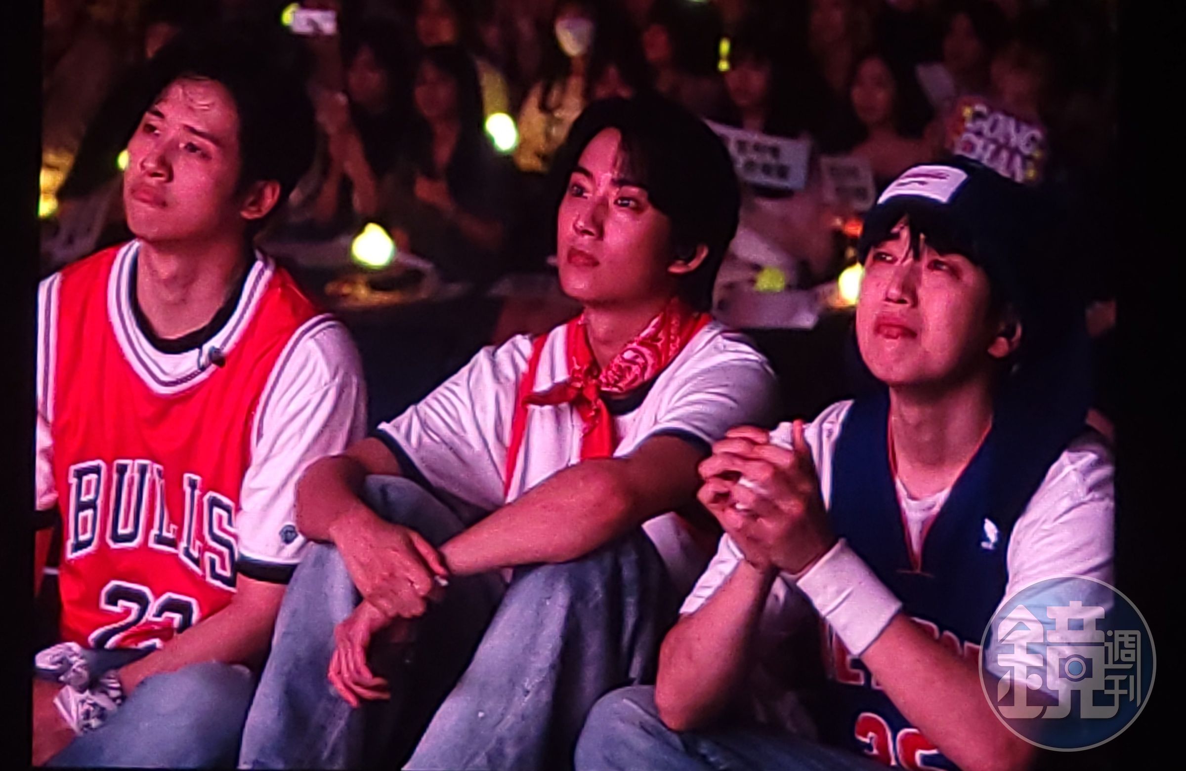 B1A4被粉絲應援影片逼哭，三人哭成淚人兒。（讀者提供）