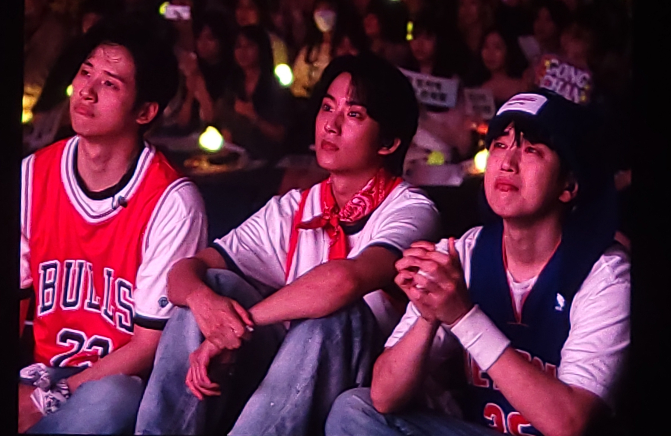 B1A4被粉絲應援影片逼哭，三人哭成淚人兒。（讀者提供）