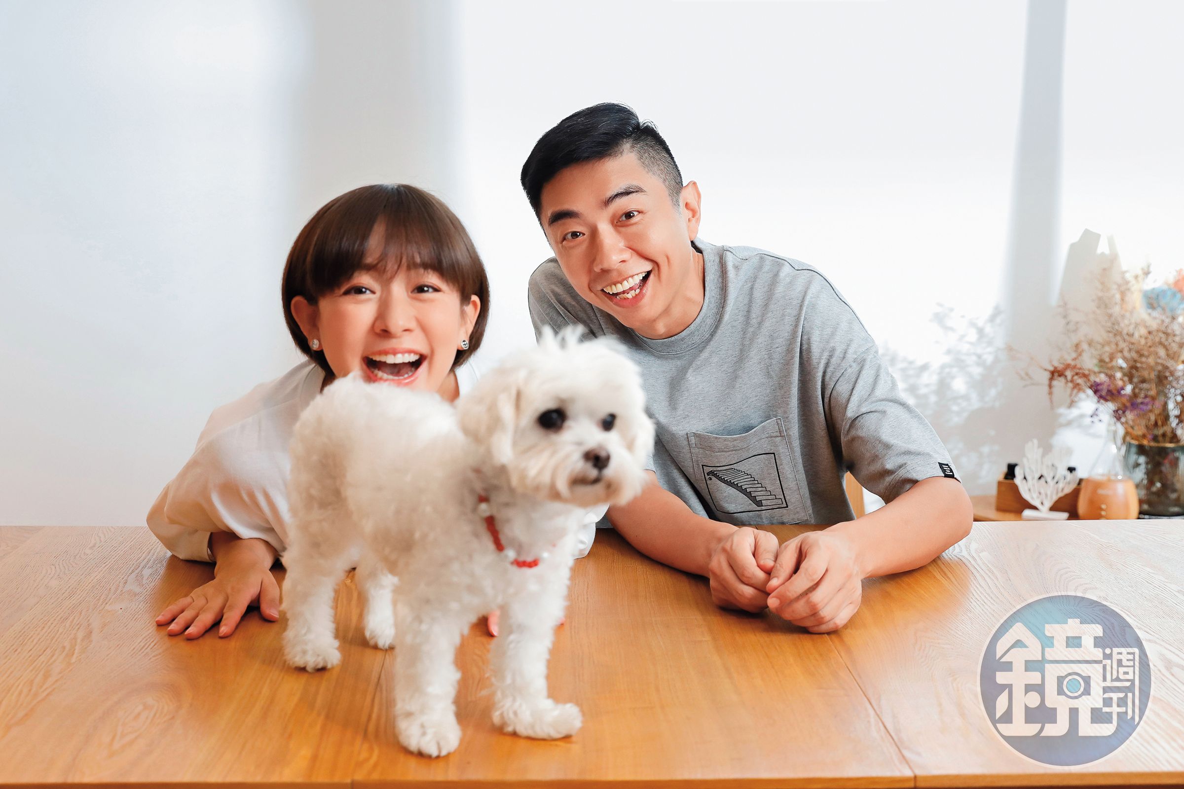 已升格人妻的林彥君（左），目前懷孕6個月，為了解寶寶跟狗狗Pony相處的關係，特別請教熊爸（右）。