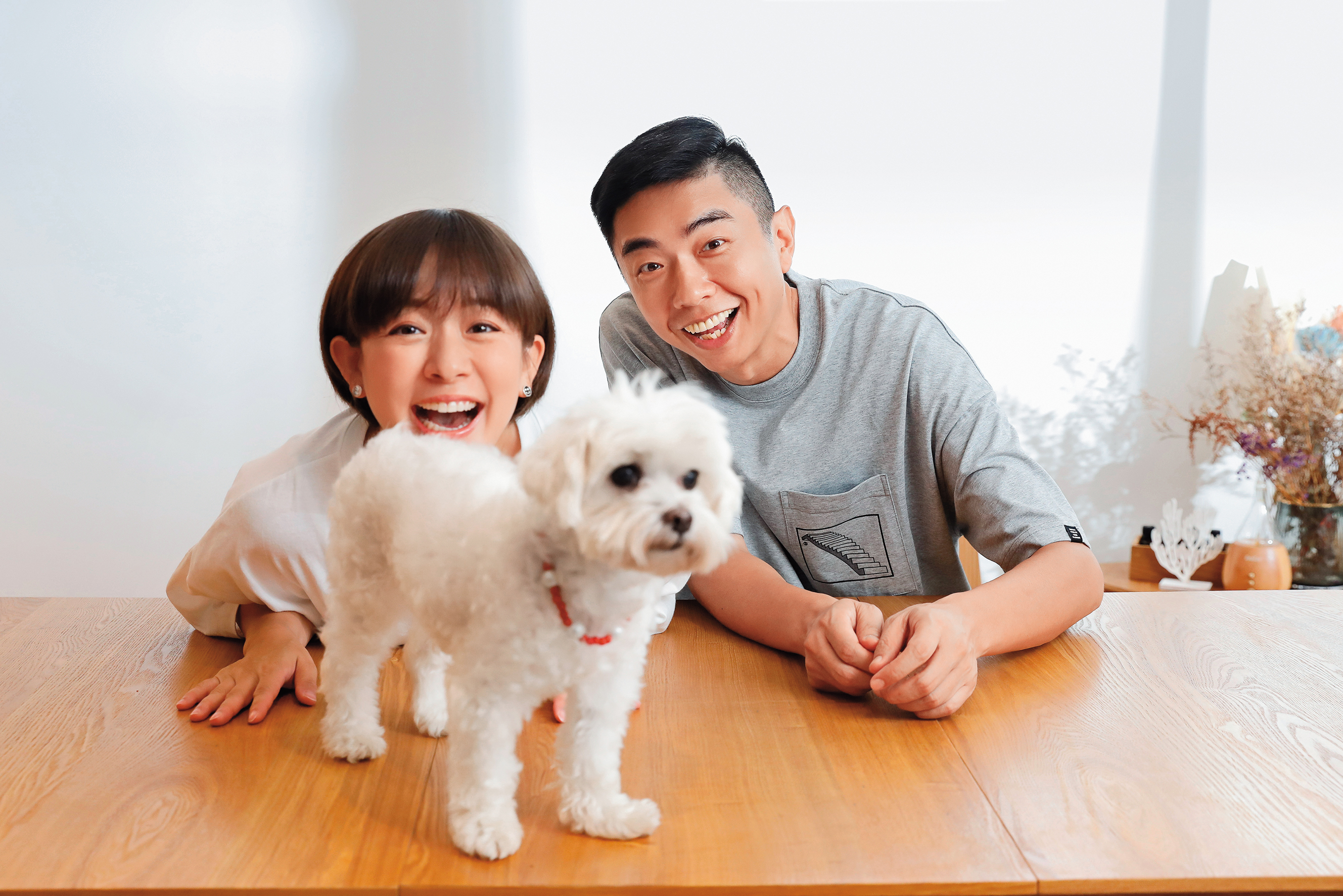 已升格人妻的林彥君（左），目前懷孕6個月，為了解寶寶跟狗狗Pony相處的關係，特別請教熊爸（右）。