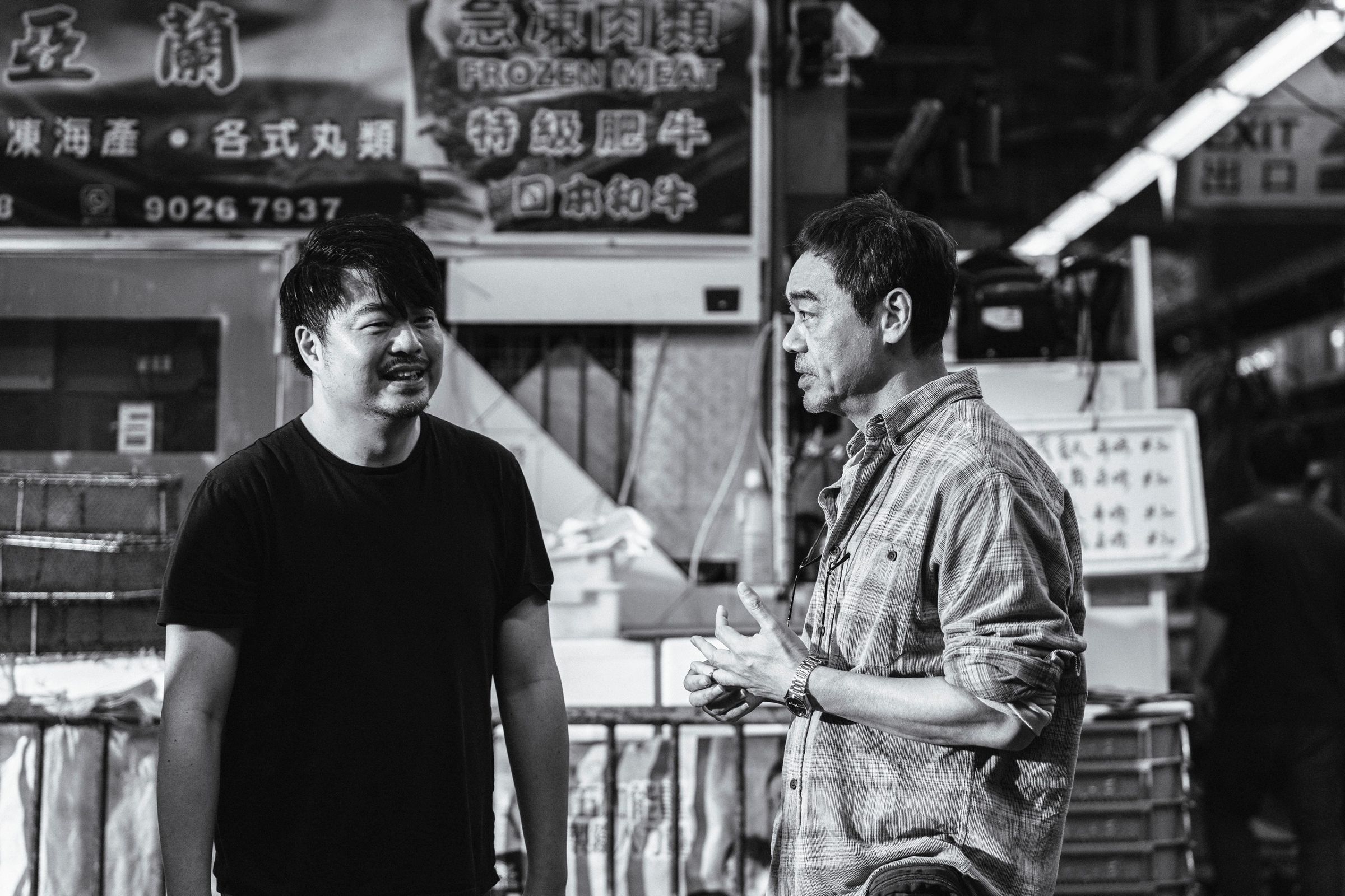 導演翁子光（左）和劉青雲（右）在片場討論角色。（甲上提供）