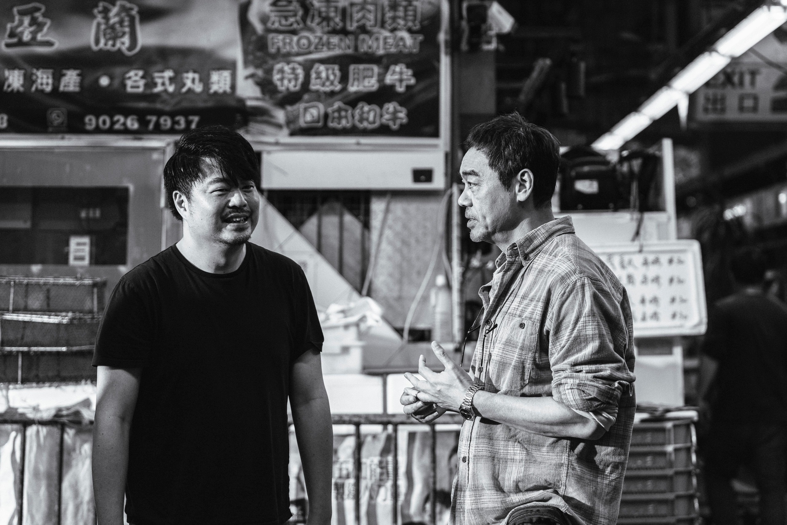 導演翁子光（左）和劉青雲（右）在片場討論角色。（甲上提供）