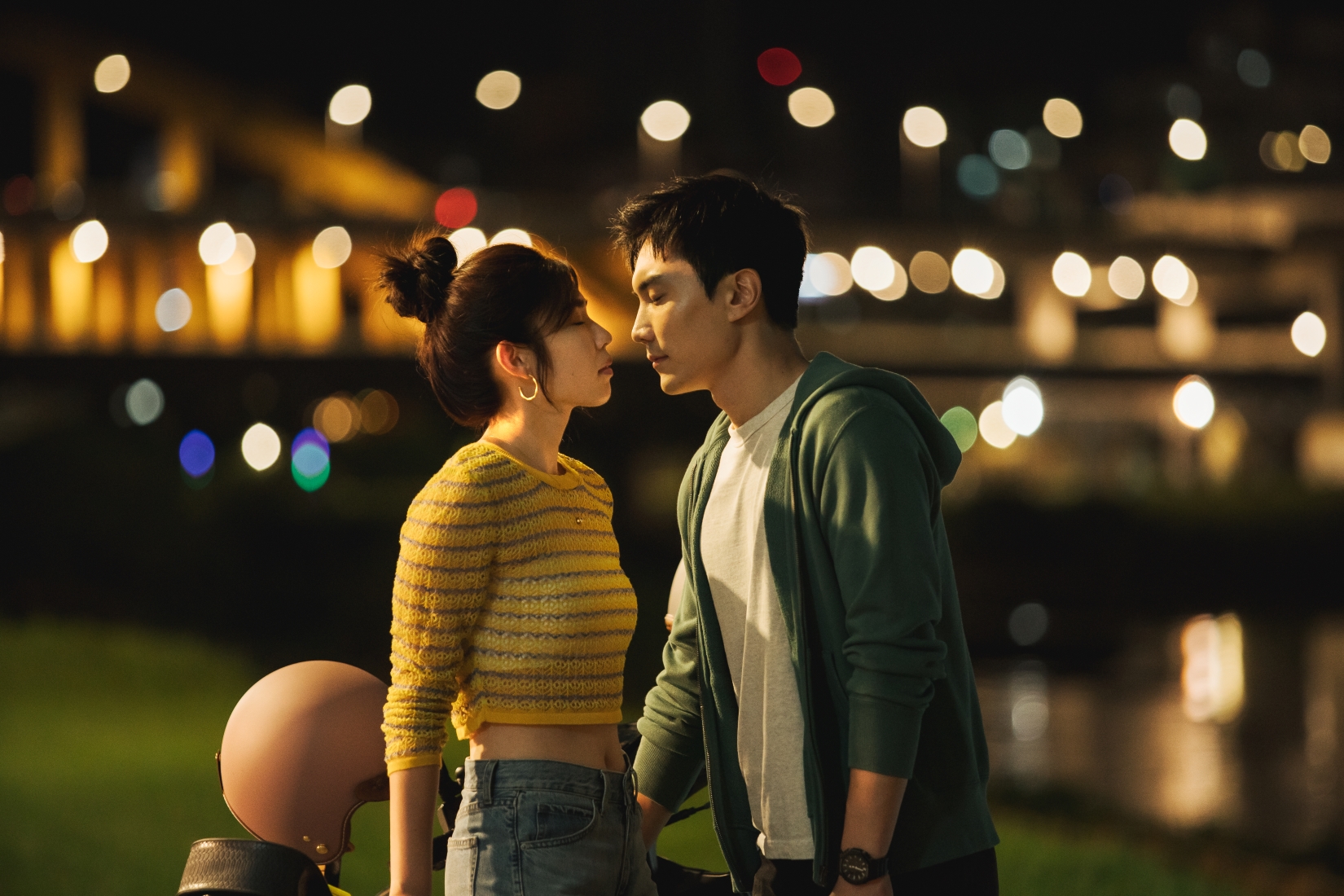 林思宇（圖左）在劇中與Jeff結束關係後，轉身就與韓國歐爸（圖右，金在勳飾）展開新戀情。（紅衫娛樂提供）