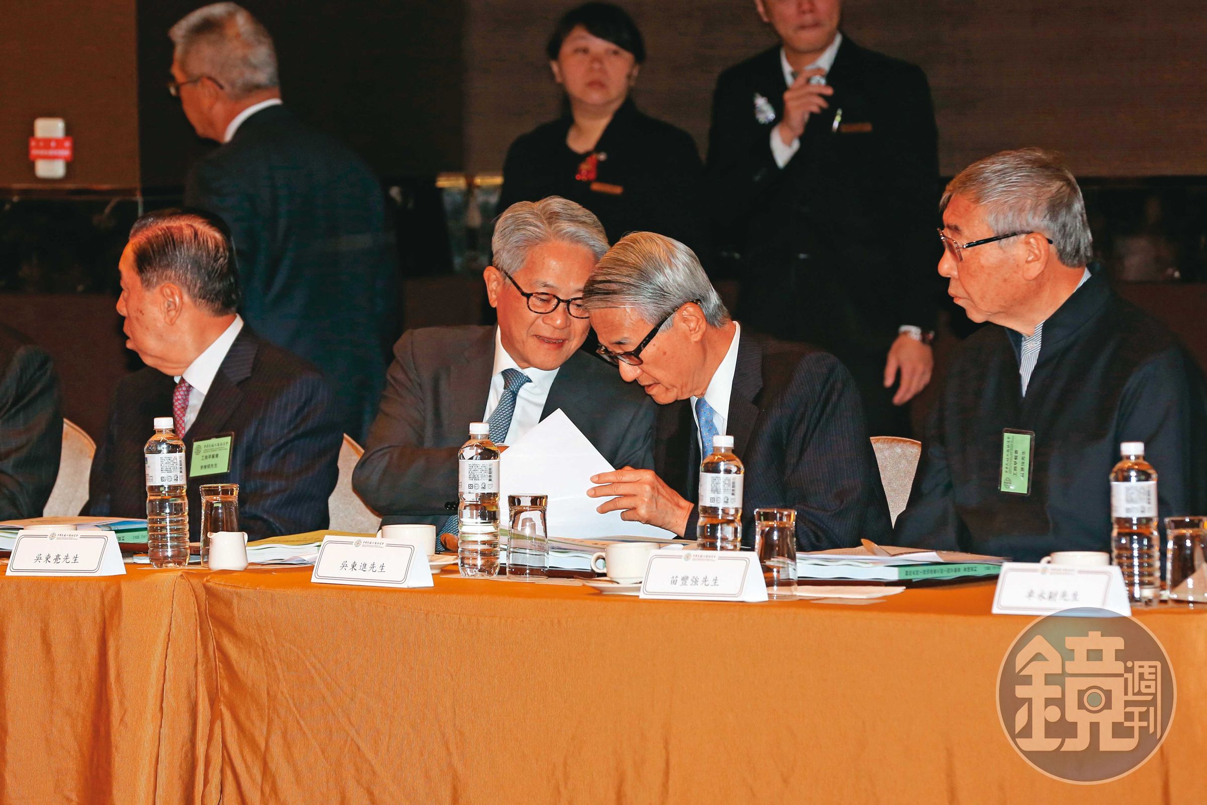 吳東進（右二）、吳東亮（左二）兄弟為台新金、新光金合併看法屢屢不同。