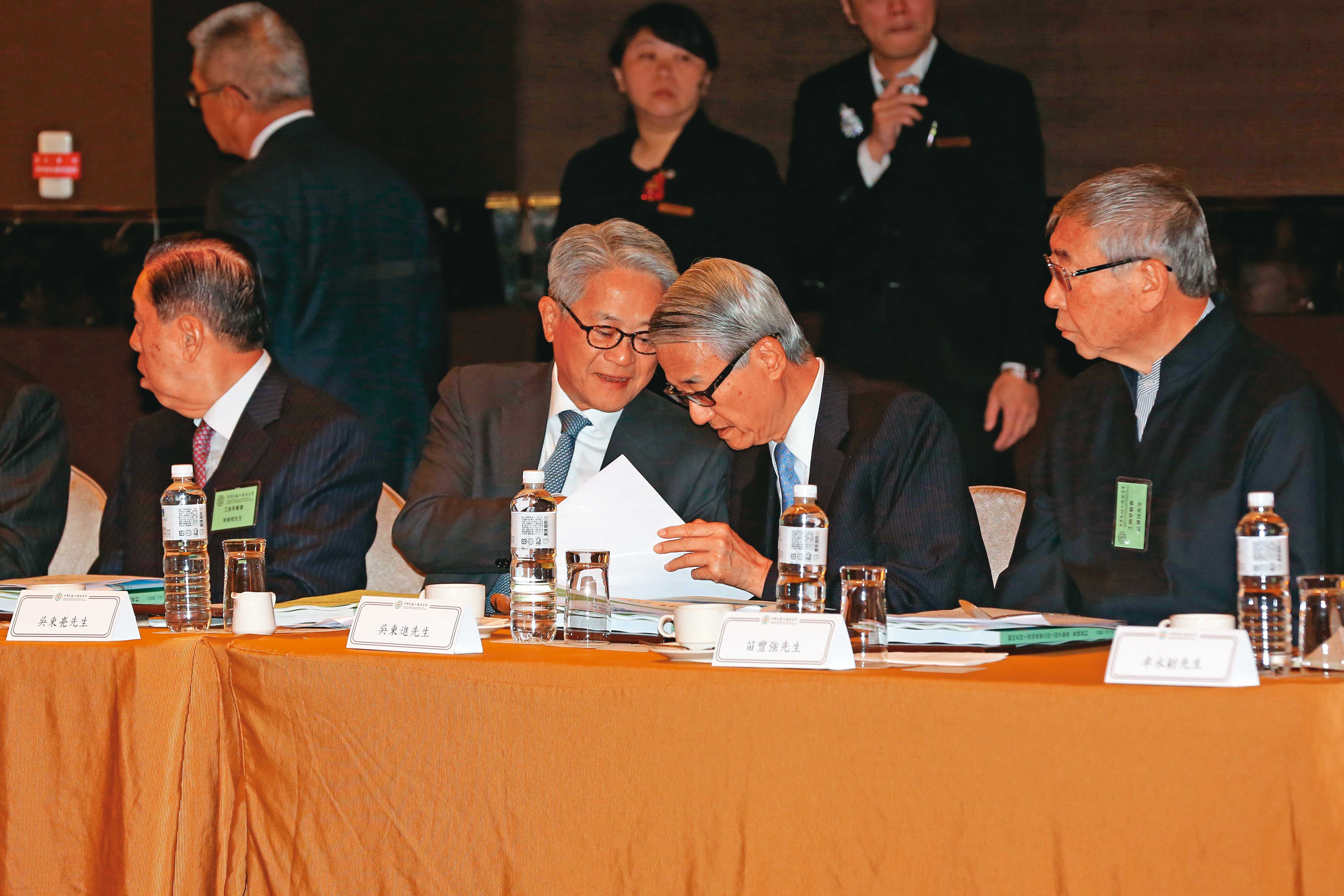 吳東進(右二)、吳東亮(左二)兄弟為台新金、新光金合併看法屢屢不同。
