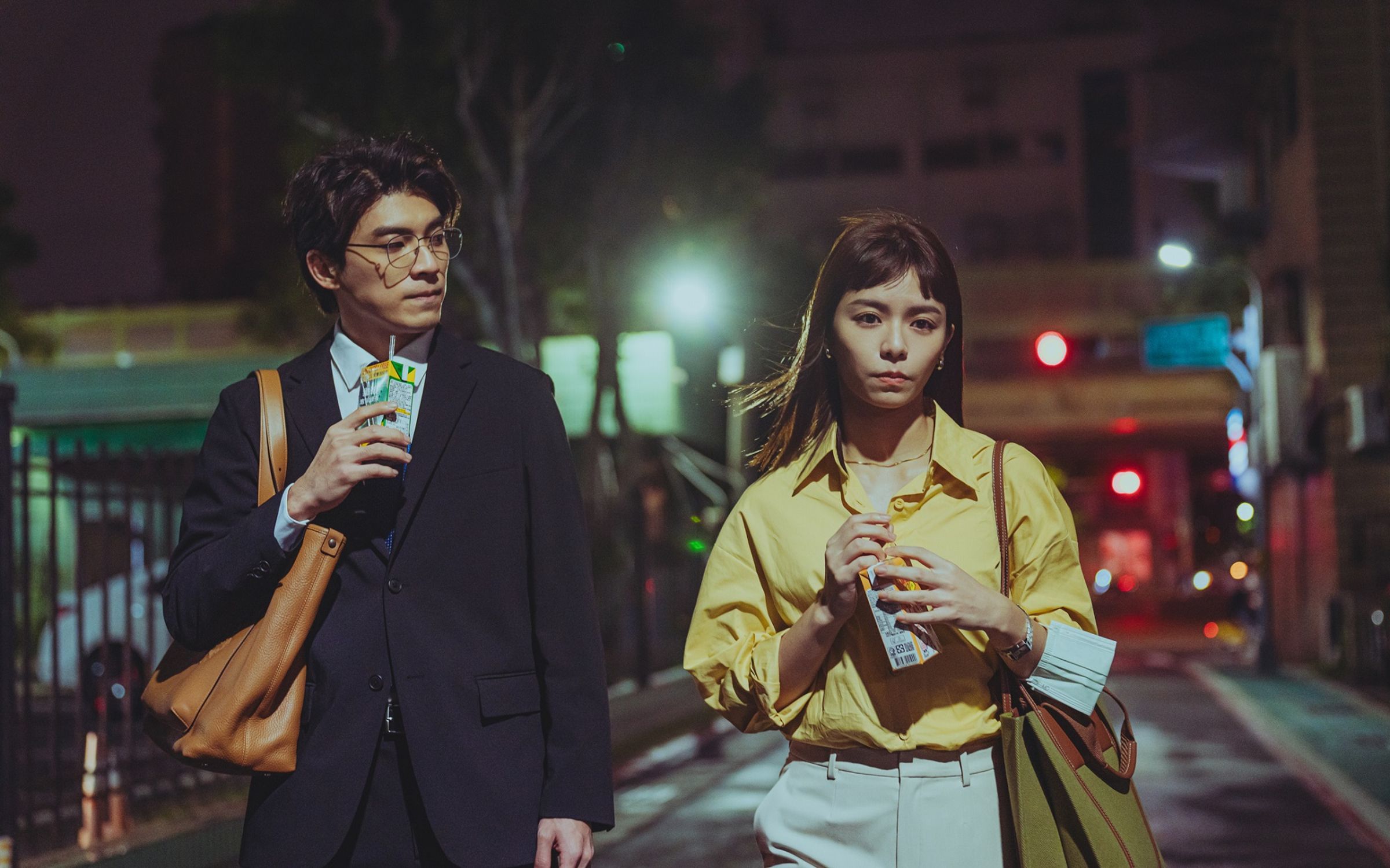 林哲熹(左)在〈舊的〉與宋芸樺(右)組CP,暖男角色卻不討喜。(Netflix提供)
