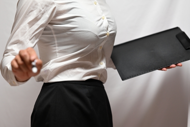 一名女研究生上網找朋友打蟑螂,卻沒想到對方還偷拍她的內褲,氣得她提告。示意圖。(翻攝自Pexels)