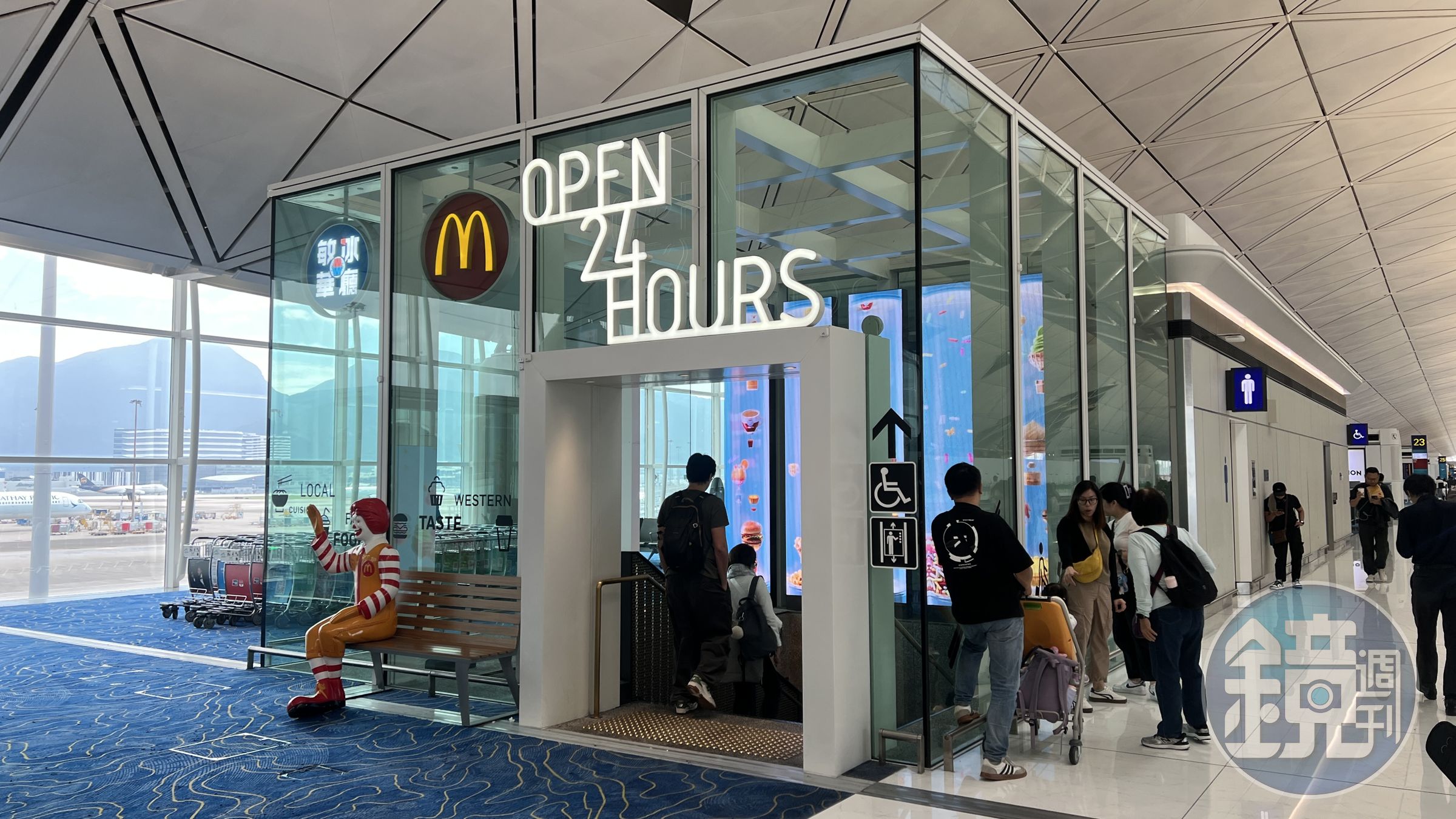 香港國際機場已恢復昔日繁忙景象,24小時的麥當勞也進駐提供服務。