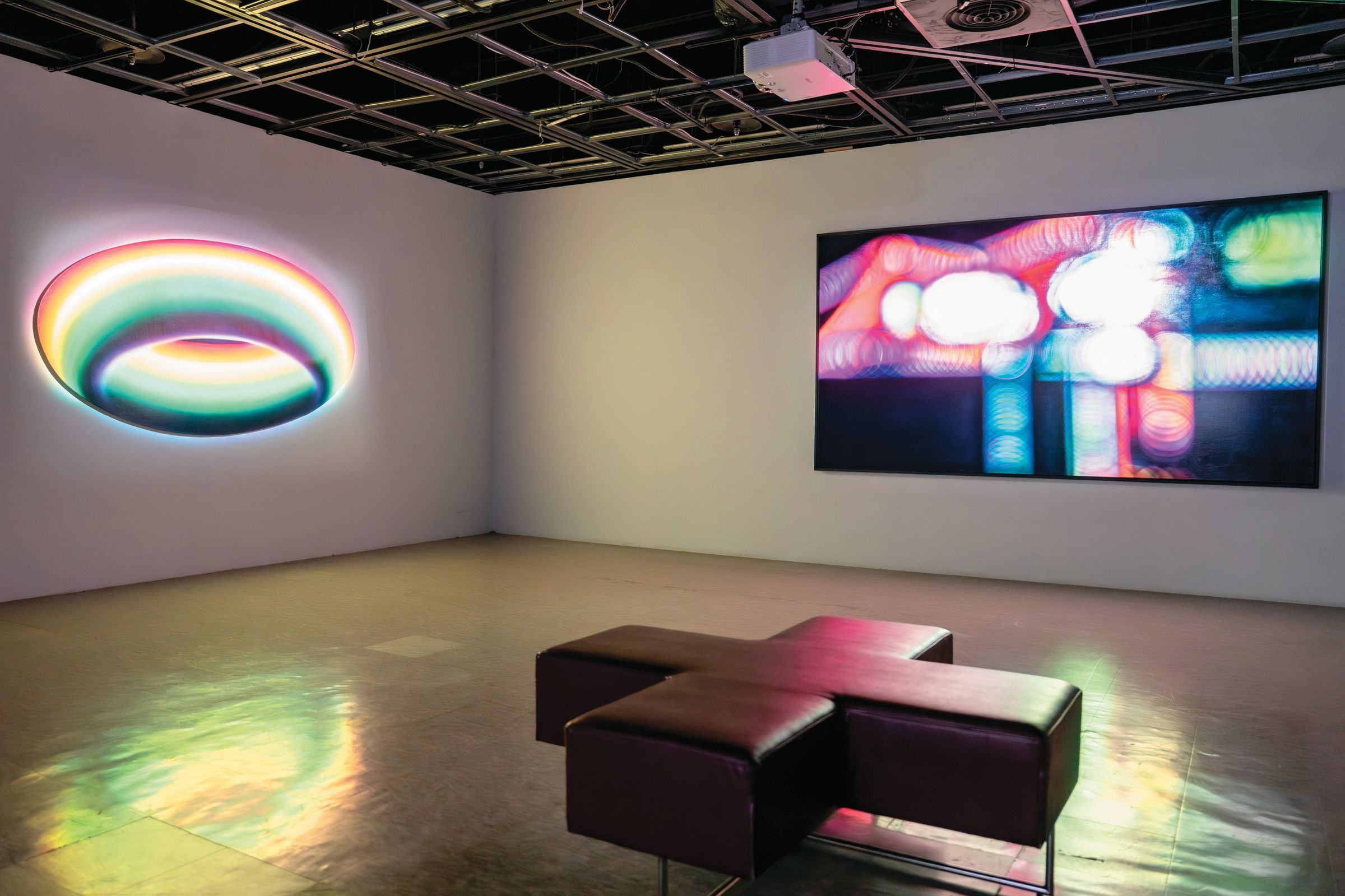 曾鈺涓擔任《IT IS LIGHT 這就是光》展覽策展人，引導民眾認識科技和美感生活的連結。（新竹市文化局提供）