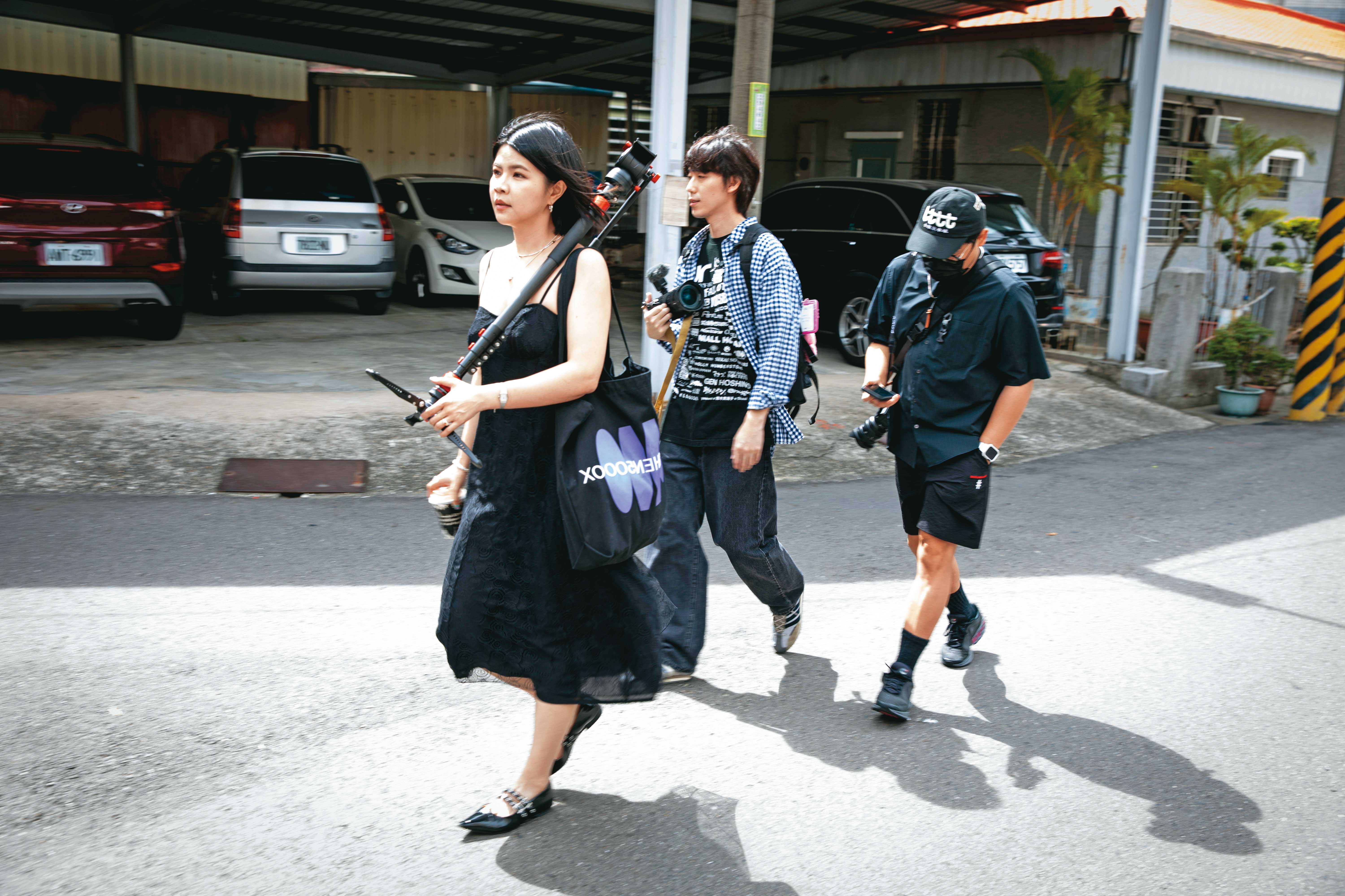 陪沈團出外景，為了省預算，10～20分鐘的路程就會捨棄搭計程車用走的。