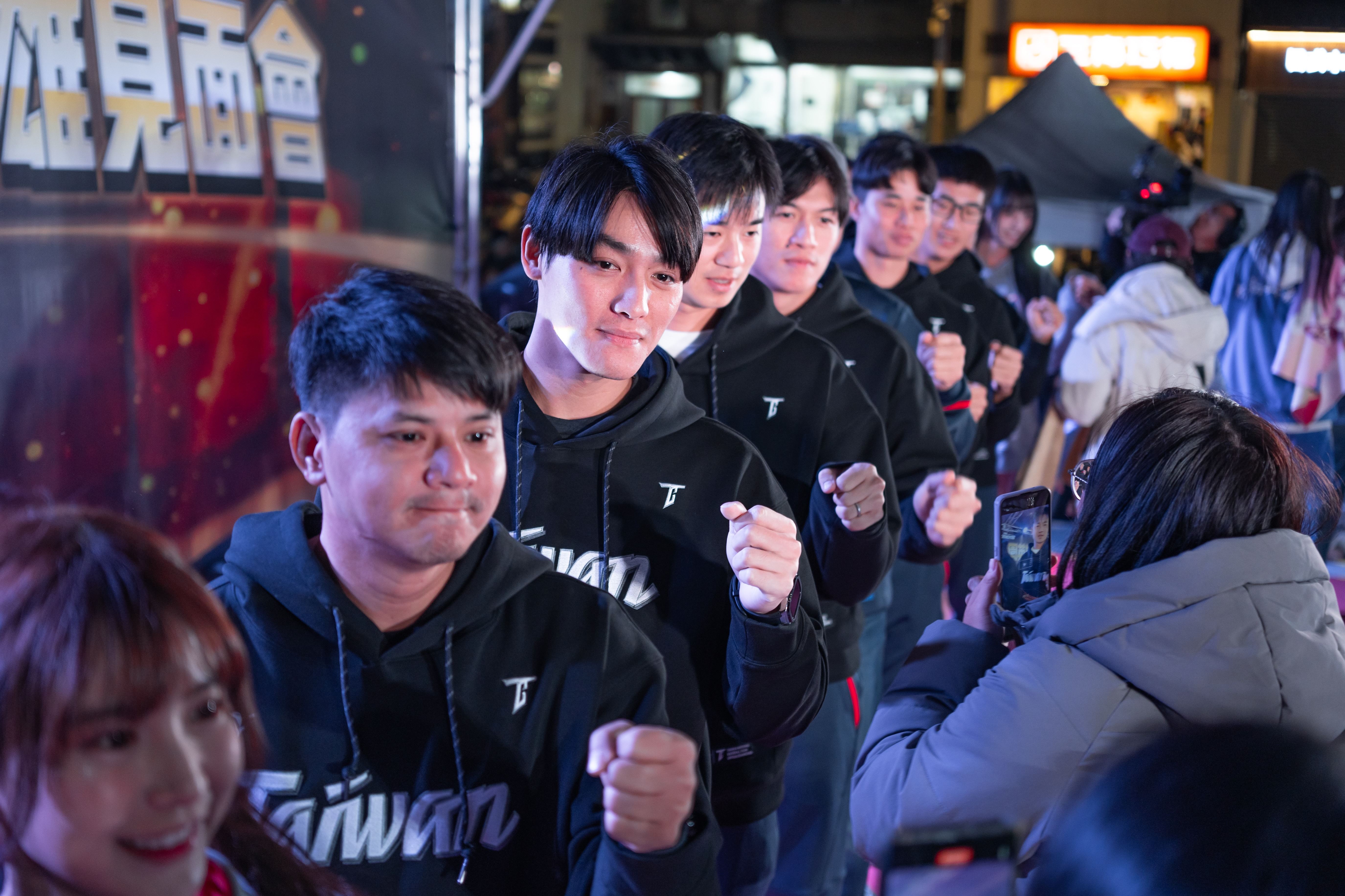 桃市府還發放600個號碼牌，讓民眾可以跟英雄近距離擊拳。（桃園市政府提供）