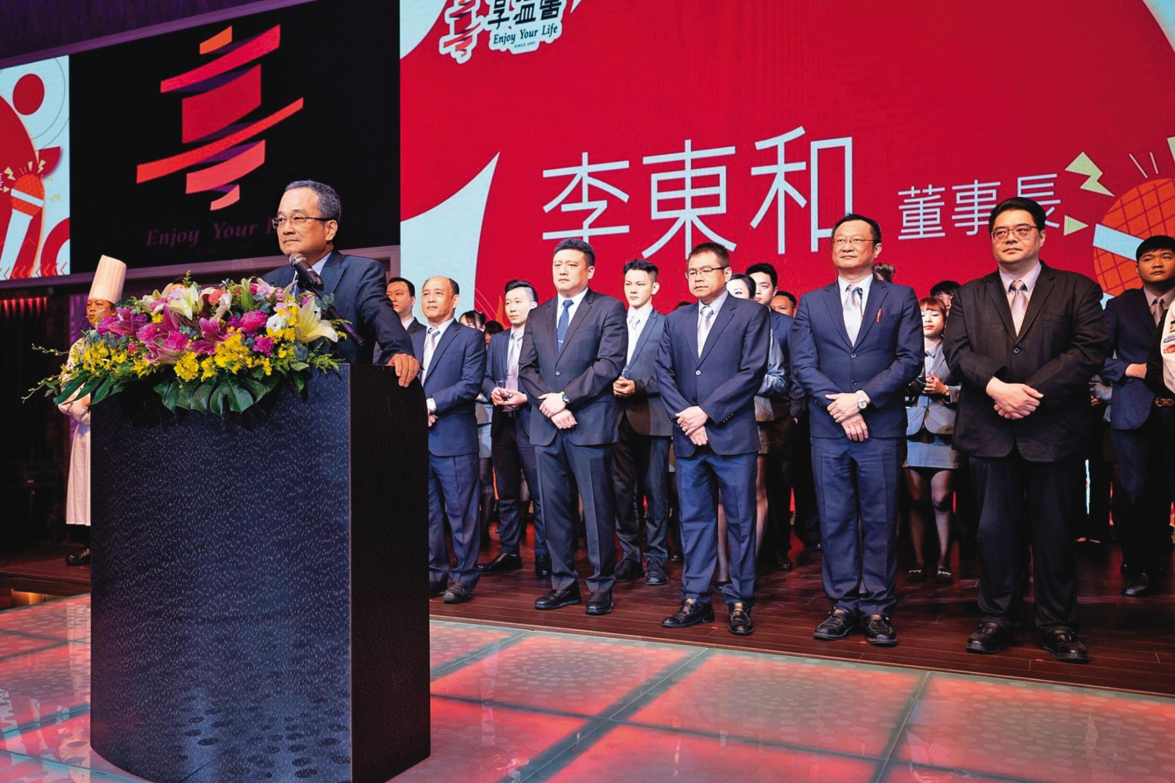 享溫馨由李奇霖父親李東和(左)創立。(翻攝享溫馨KTV臉書)