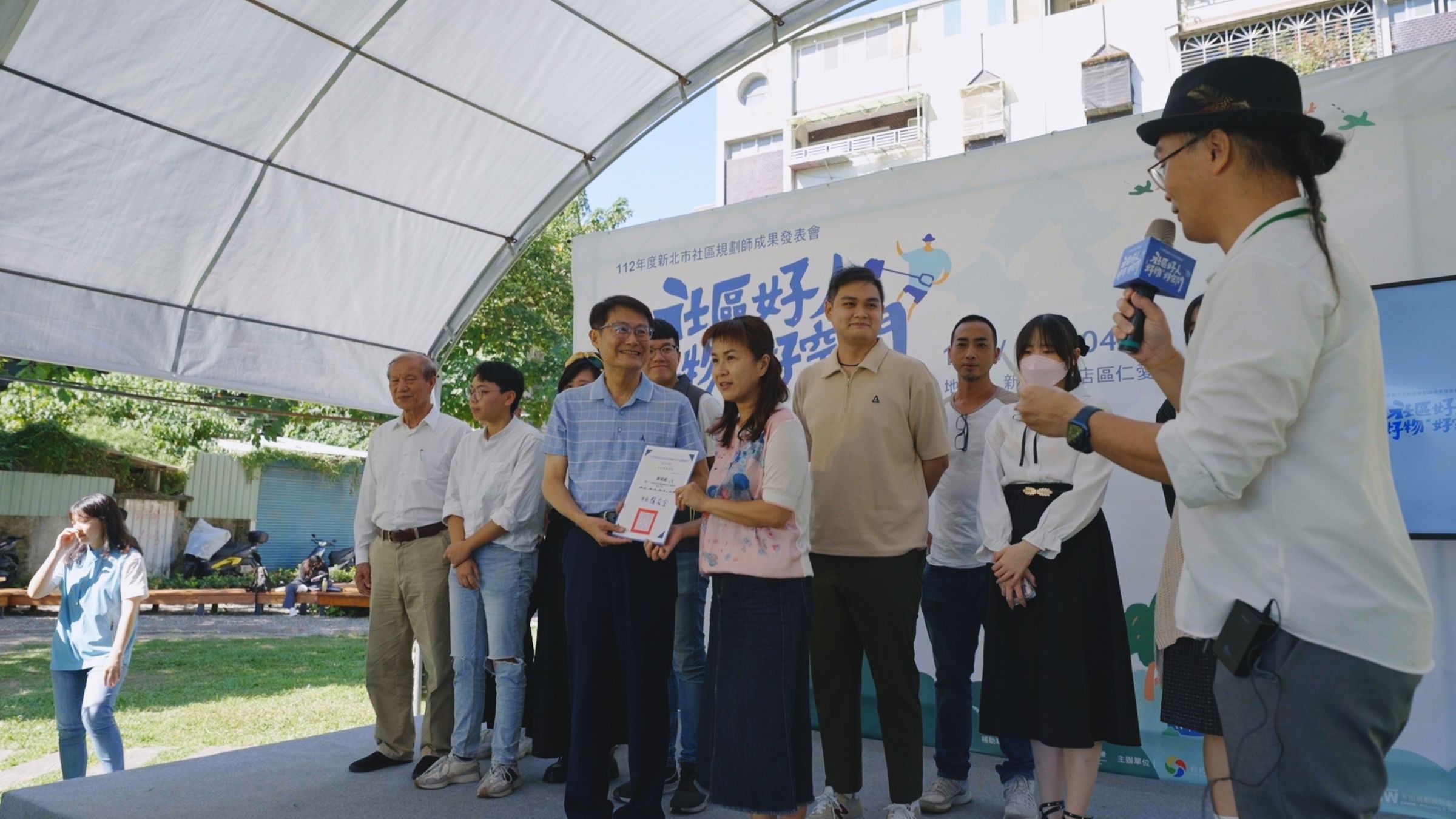 副市長陳純敬授證給今年參與社區規劃師計畫的里民們。