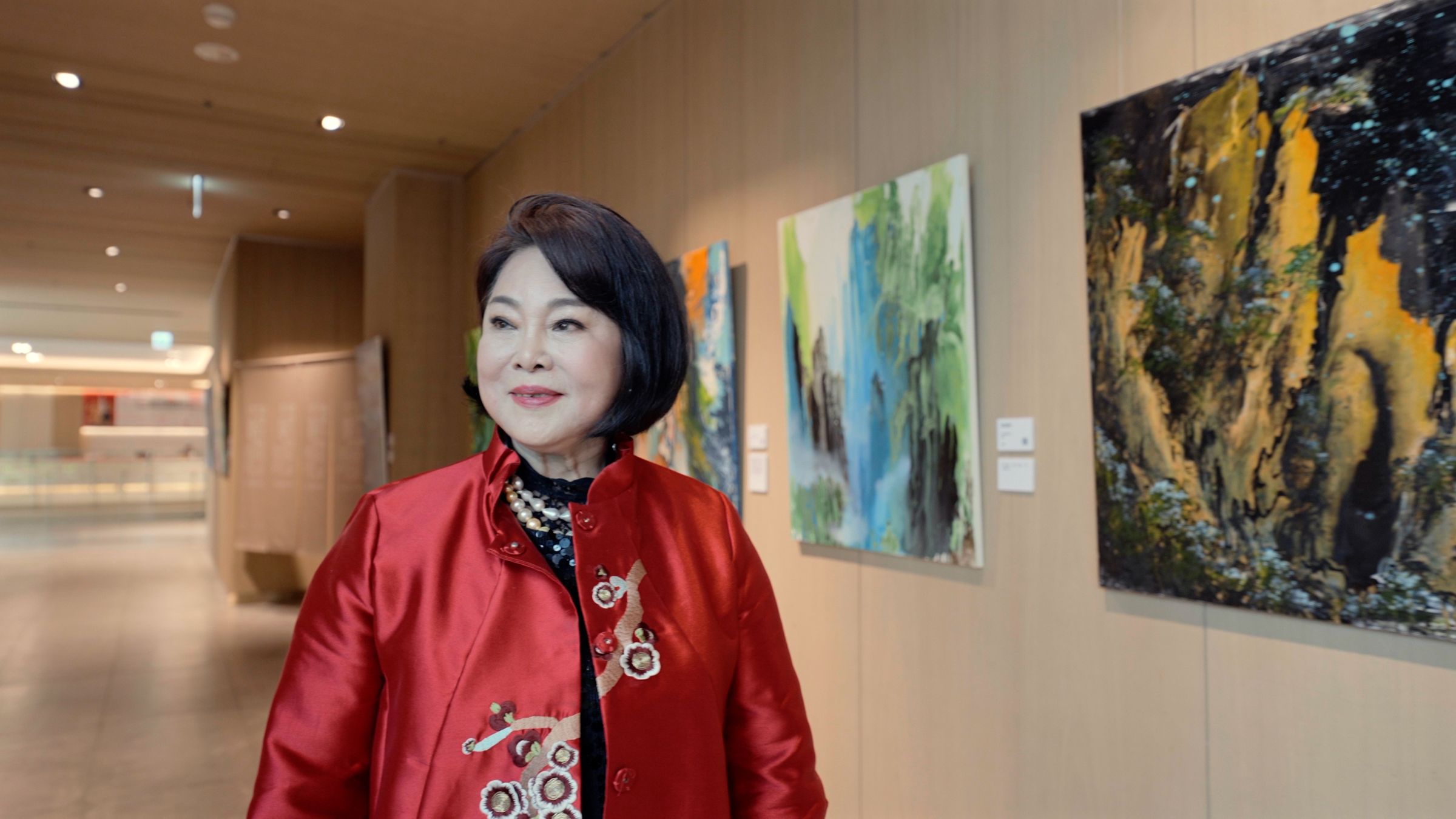 謝麗美的創作畫出她對生命的期盼與堅持，展現多年社會歷練的豐厚內涵與質感。透過瞬間流彩畫法，讓顏色交融又分層，細膩又澎湃，揮灑出無可取代的流彩之舞。