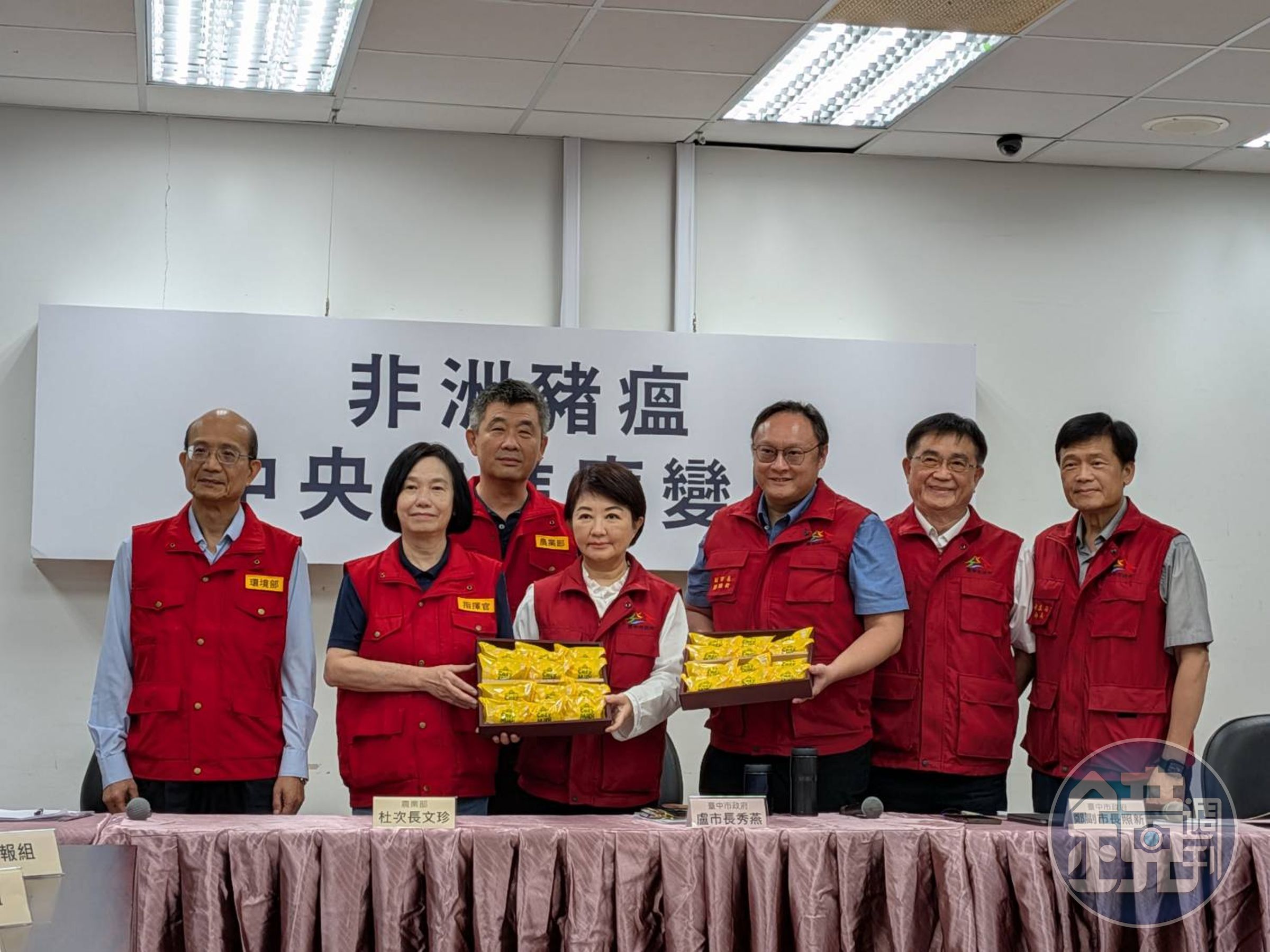 昨中央送菱角給中市府希望清零,今台中市府回贈名產檸檬餅也期望清零。