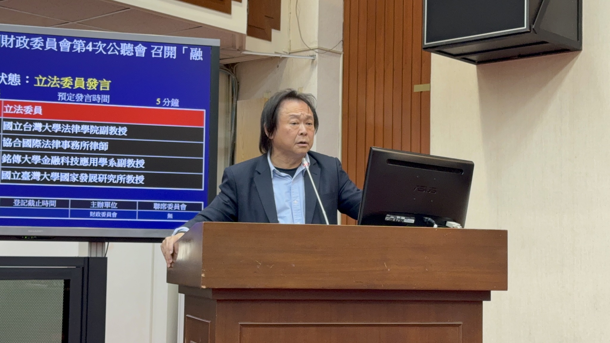 過往質詢金句被改編成洗腦神曲〈沒出息〉，王世堅被網友笑稱成為靈魂歌手。（翻攝自臉書@王世堅）