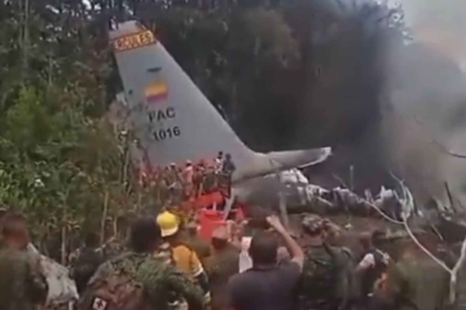 哥倫比亞軍機起飛後墜毀爆炸!軍方證實已66死 成哥國近年最慘重空難