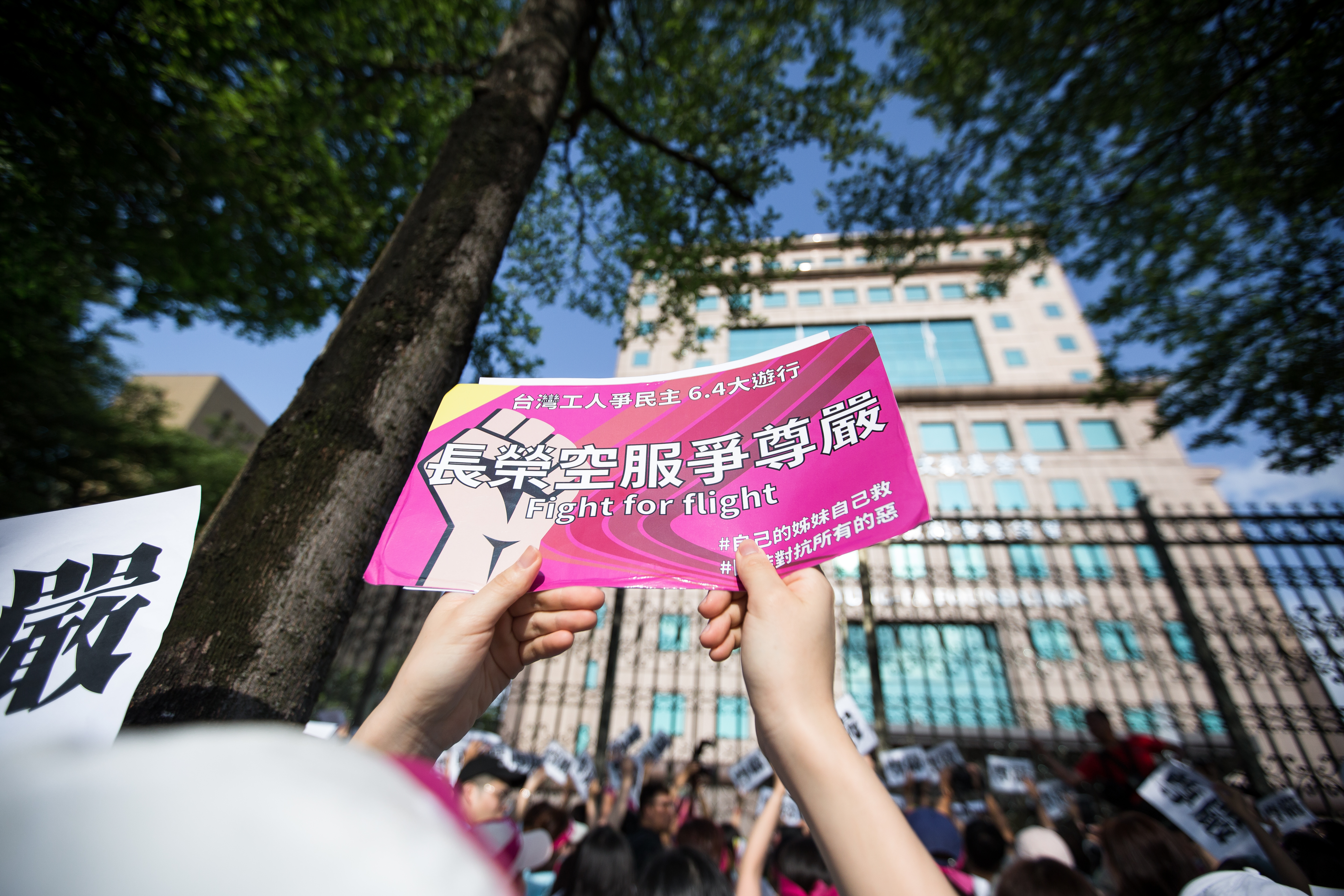 長榮航空企業工會與桃園市空服員職業工會發出聯合聲明，痛批長榮航空是台灣的違法大戶。圖為2019年長榮航空空服員遊行。（本刊資料照）