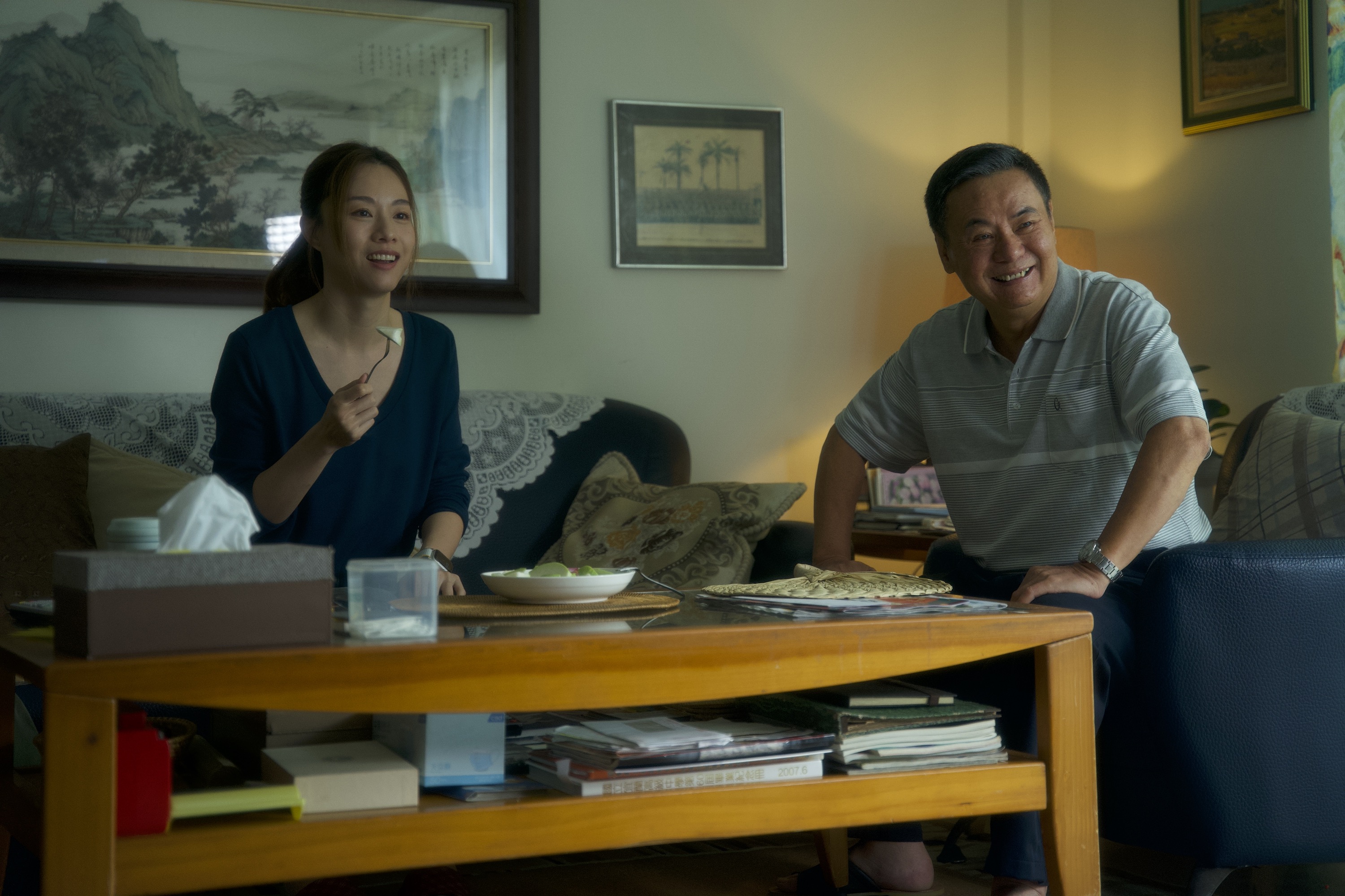 香港導演黃綺琳拍攝《愛情城事》中一段故事，由蔡振南（右）和鄧麗欣（左）擔綱演出。（華映娛樂提供）