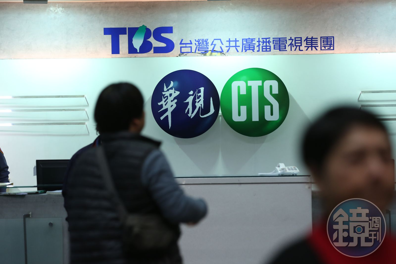 「想幫妳按摩」20年資歷男主播爆性騷！女同事忍5年崩潰　華視懲處出爐