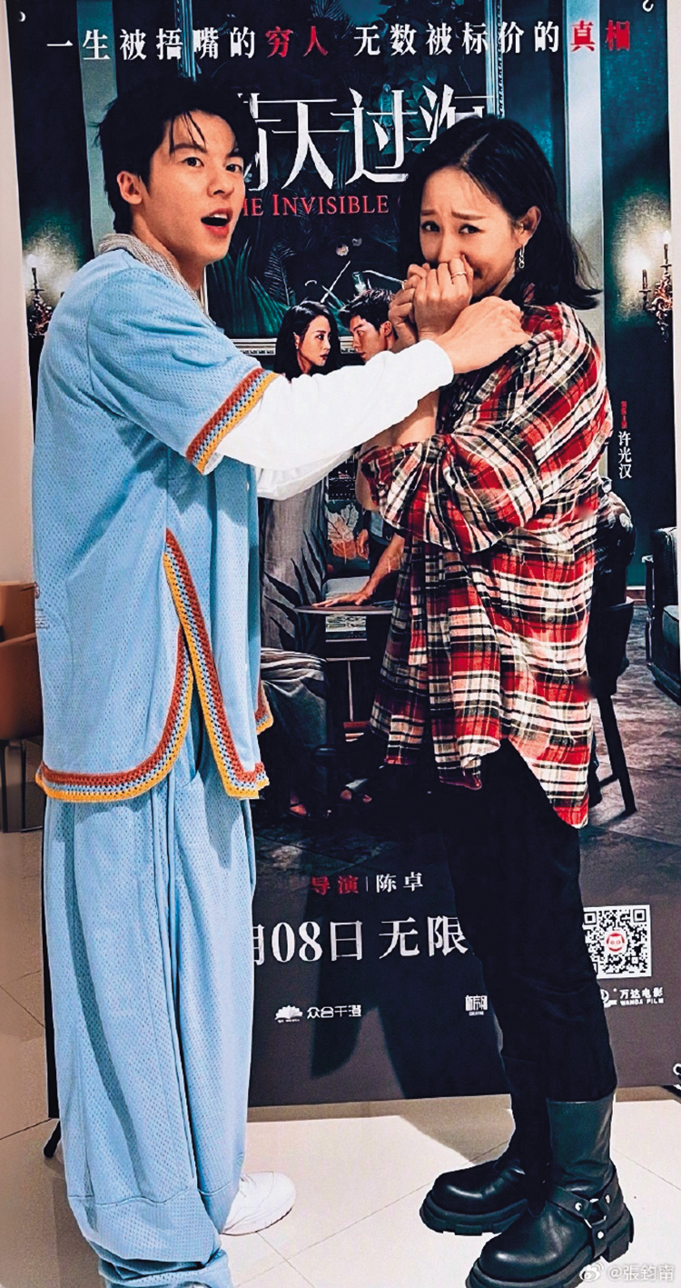 	近日張鈞甯（右）與許光漢（左）合作電影《瞞天過海》在對岸上映，許光漢黑化演出惡警一角。（翻攝自張鈞甯微博）