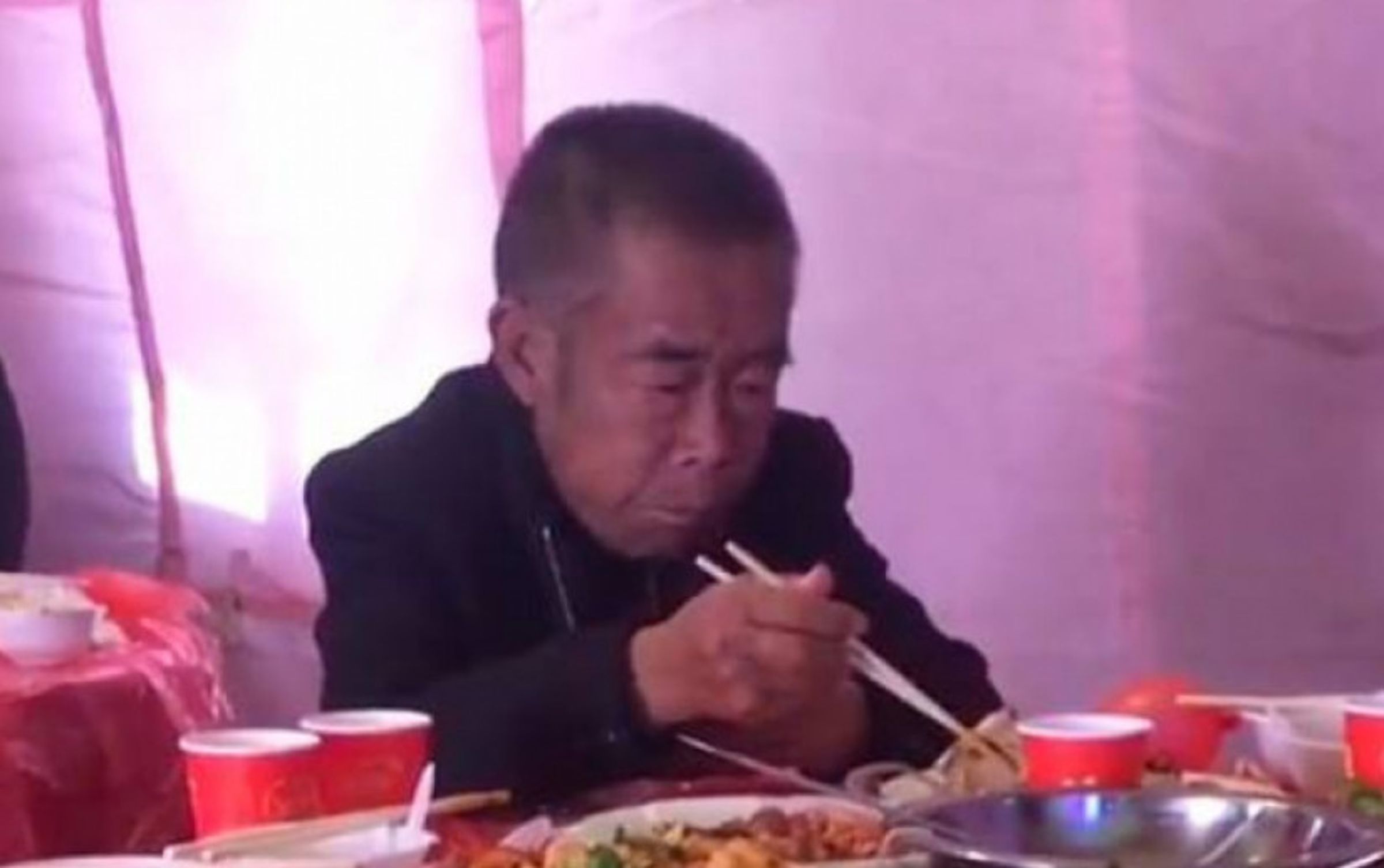 外甥看不起舅舅，竟安排他自己坐一桌，吃別人剩菜。（翻攝自抖音）