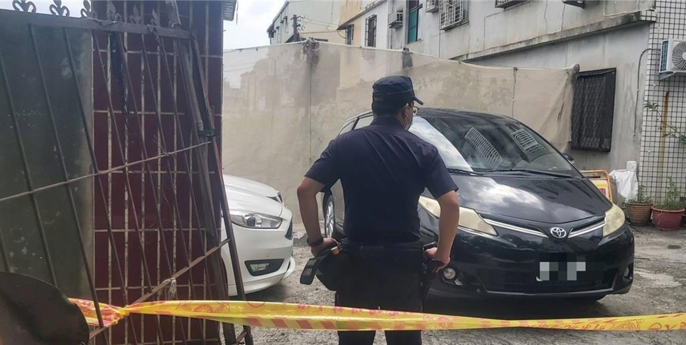 張男於高雄義大醫院大門砸窗遭逮捕，警方隨後在其住所赫見同居郭姓女友發黑僵硬的遺體。（翻攝畫面）