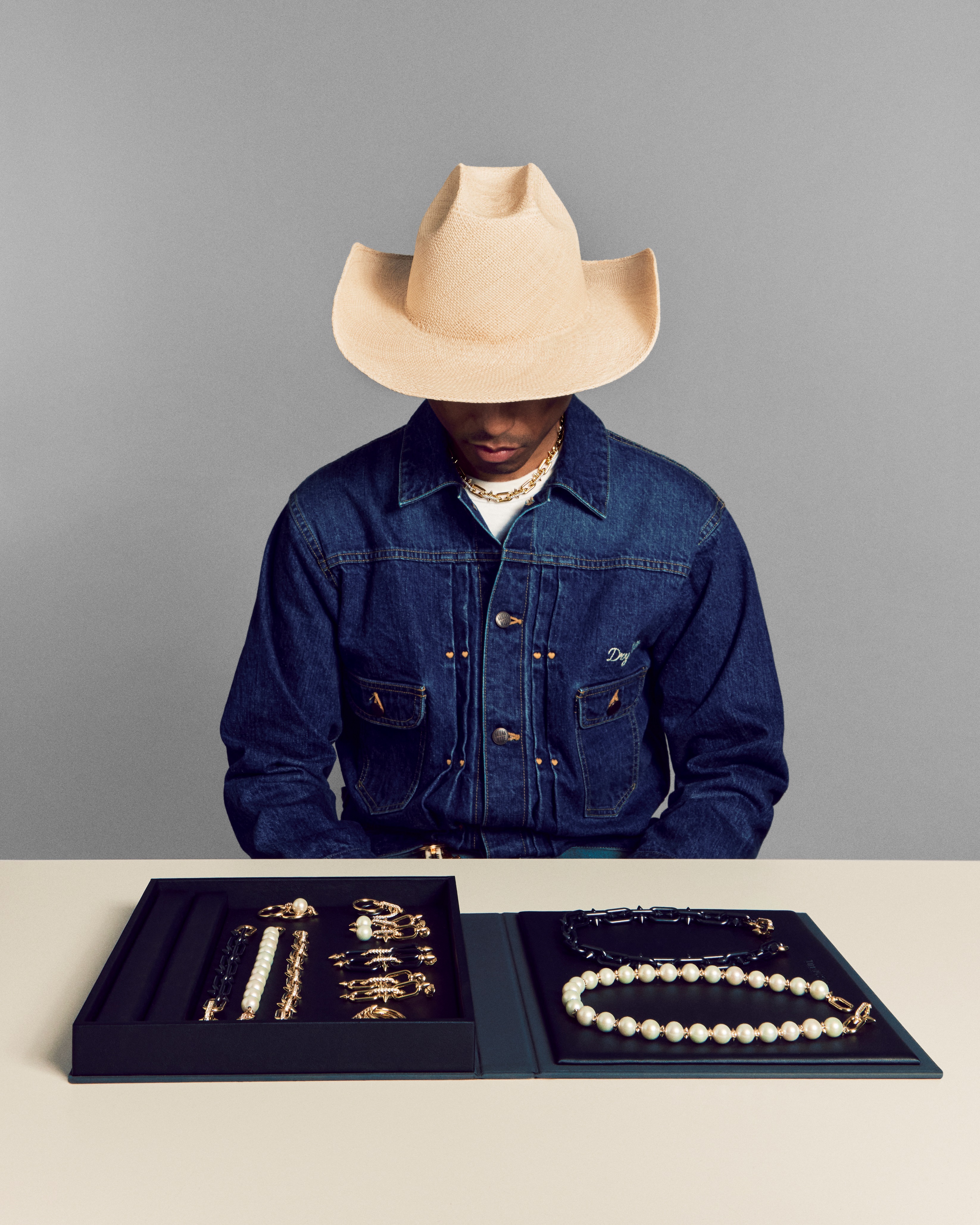 由菲董親自演繹的Tiffany Titan by Pharrell Williams珠寶系列形象照。（蒂芙尼提供）