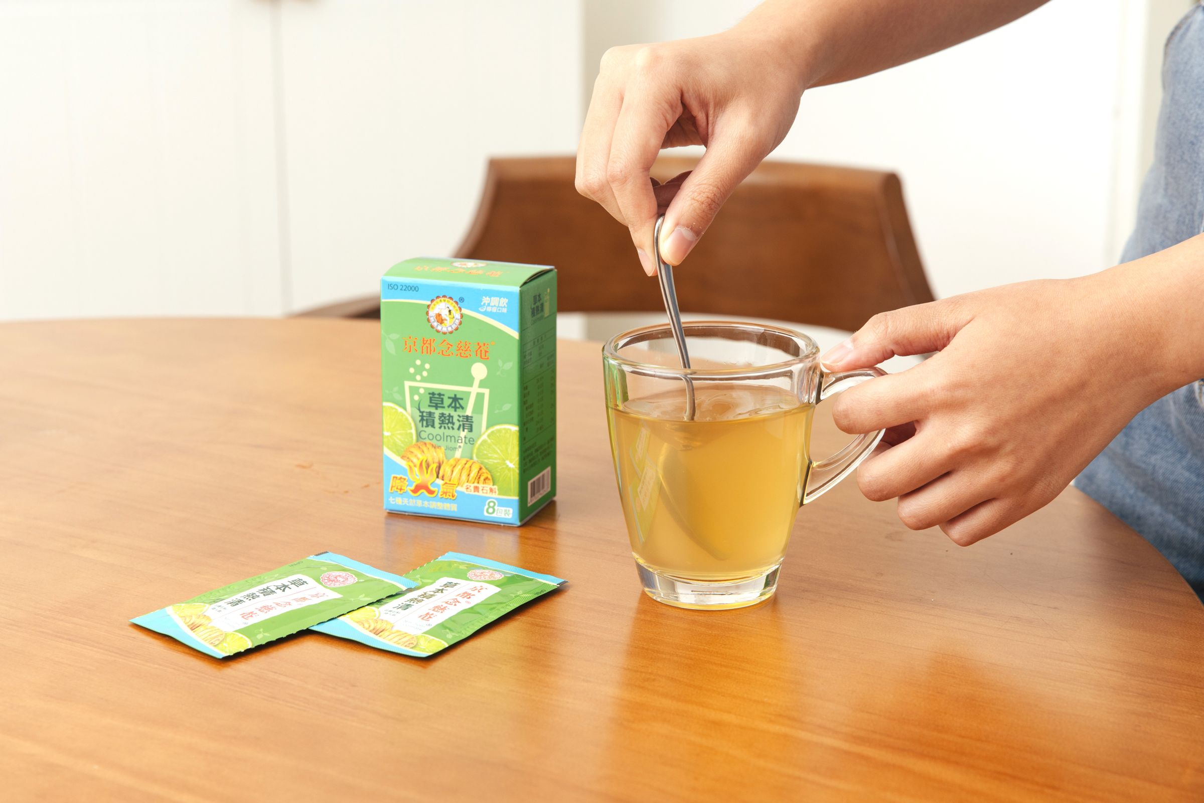 「草本積熱清」飲用方式超簡單，撕開包裝後只要幾秒鐘即可沖泡完成。