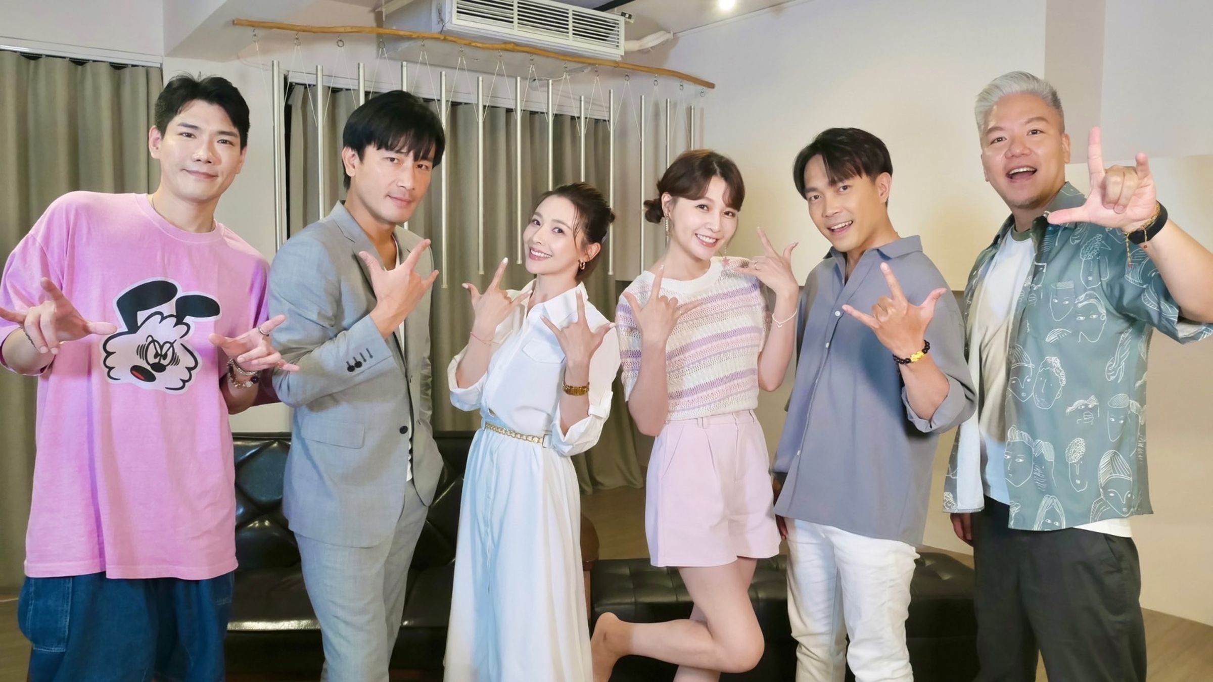 左起小鹿、傅子純、吳婉君、謝京穎、許仁杰、阿甘錄製《娛樂超skr 》爆出不為人知的一面。（民視提供）