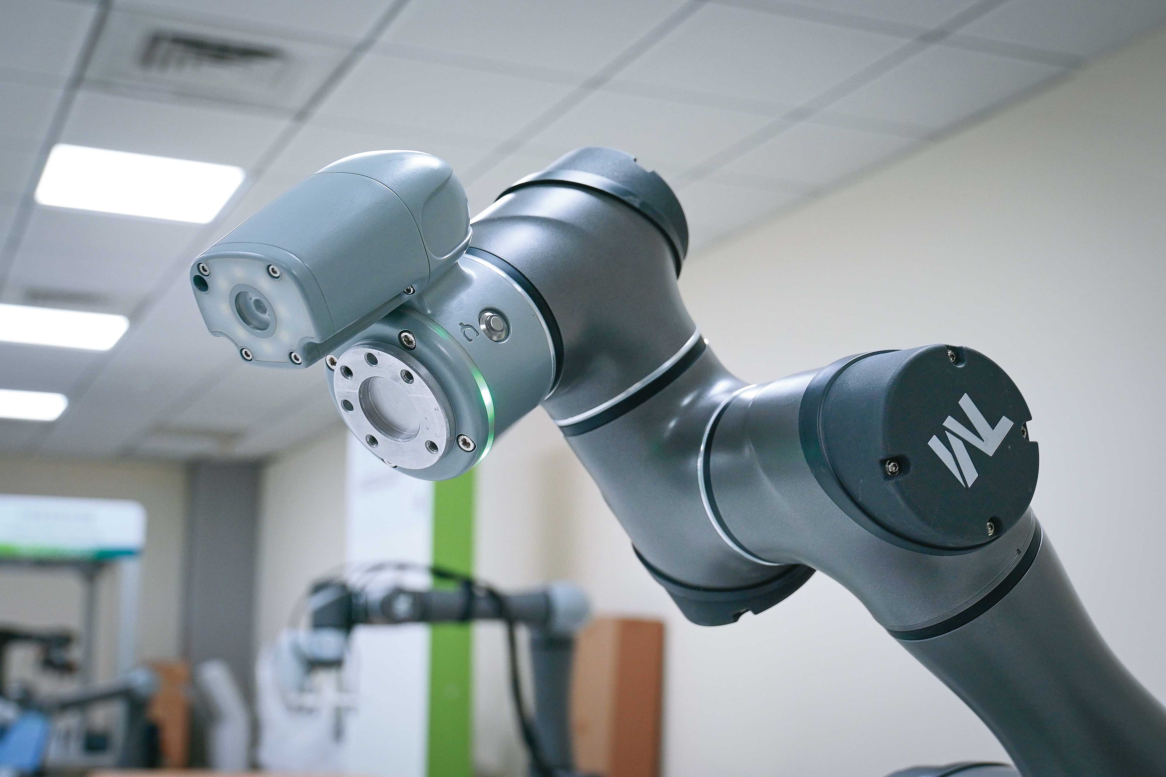 達明機器人所研發的機器手臂內建視覺系統，可以進一步提升生產效率。