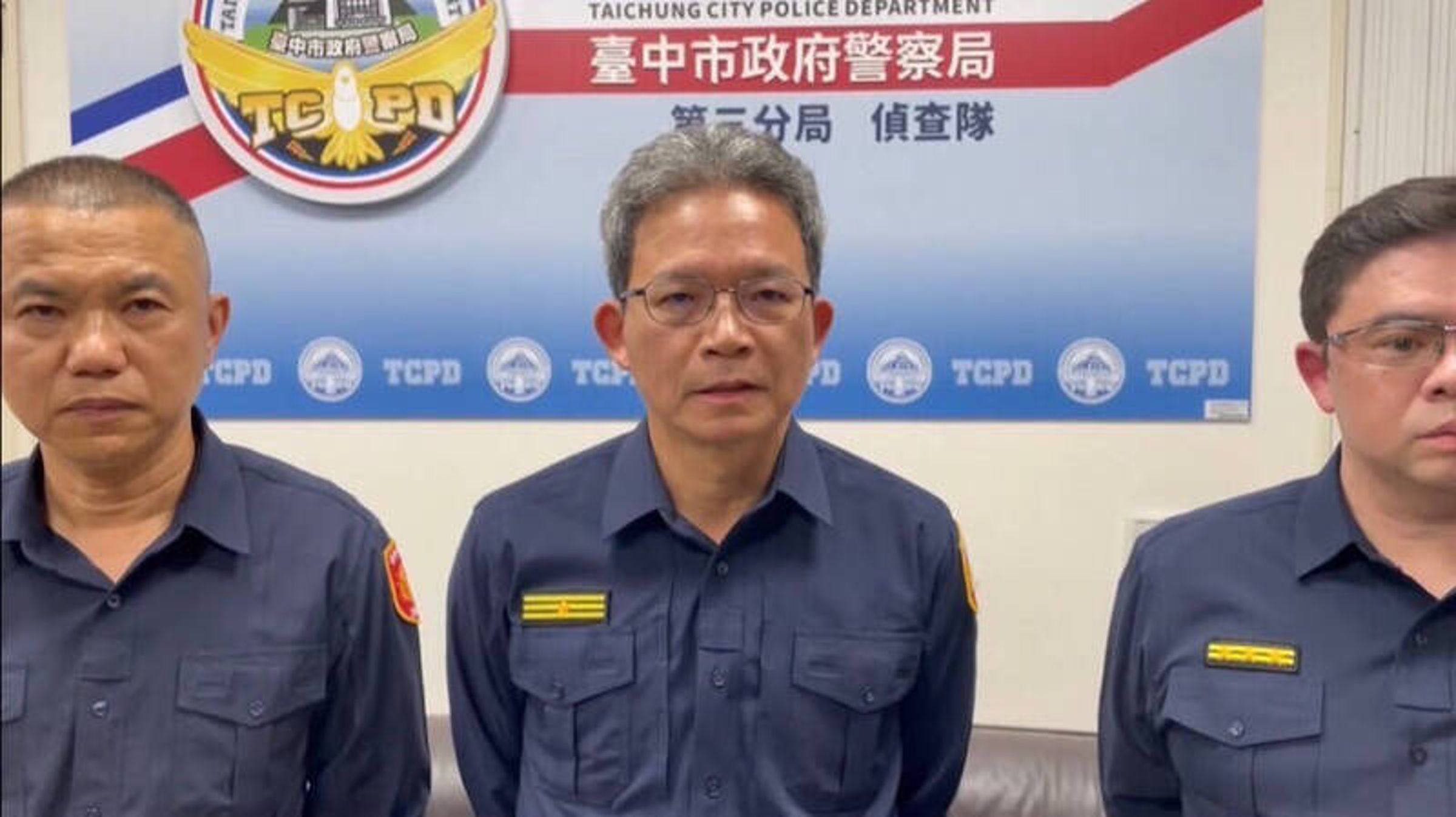 分局長謝有筆(中)凌晨出面說明勤工所所長裘景智疑似飲彈自戕經過與處理過程。(警方提供)