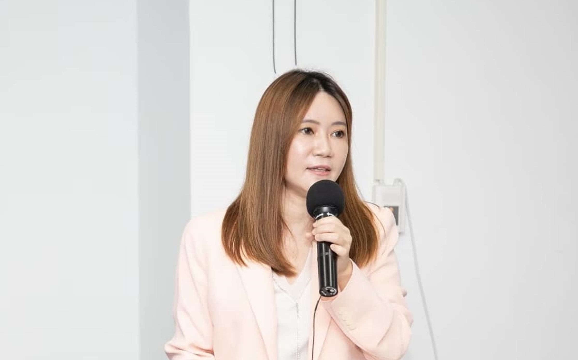 檢調人員今對市議員陳怡君的辦公室、服務處搜索,中午左右用「扣押箱」帶回了一箱資料。(翻攝自陳怡君臉書)