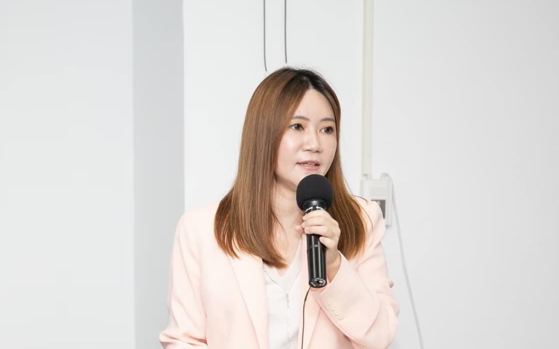 檢調人員今對市議員陳怡君的辦公室、服務處搜索，中午左右用「扣押箱」帶回了一箱資料。（翻攝自陳怡君臉書）