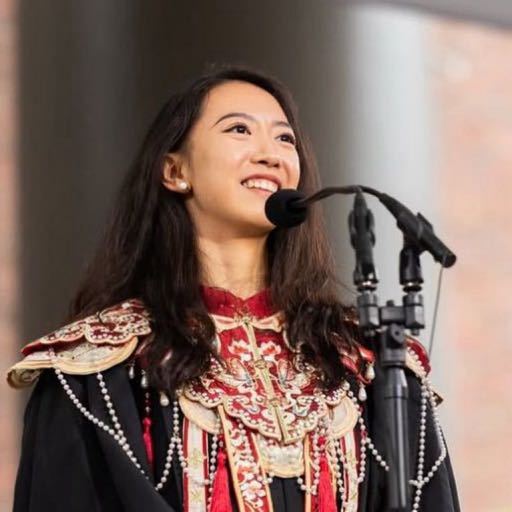 中國籍女學生蔣雨融在哈佛畢業典禮上的演說引發熱議。（翻攝自微博@哈佛蔣雨融Luanna）