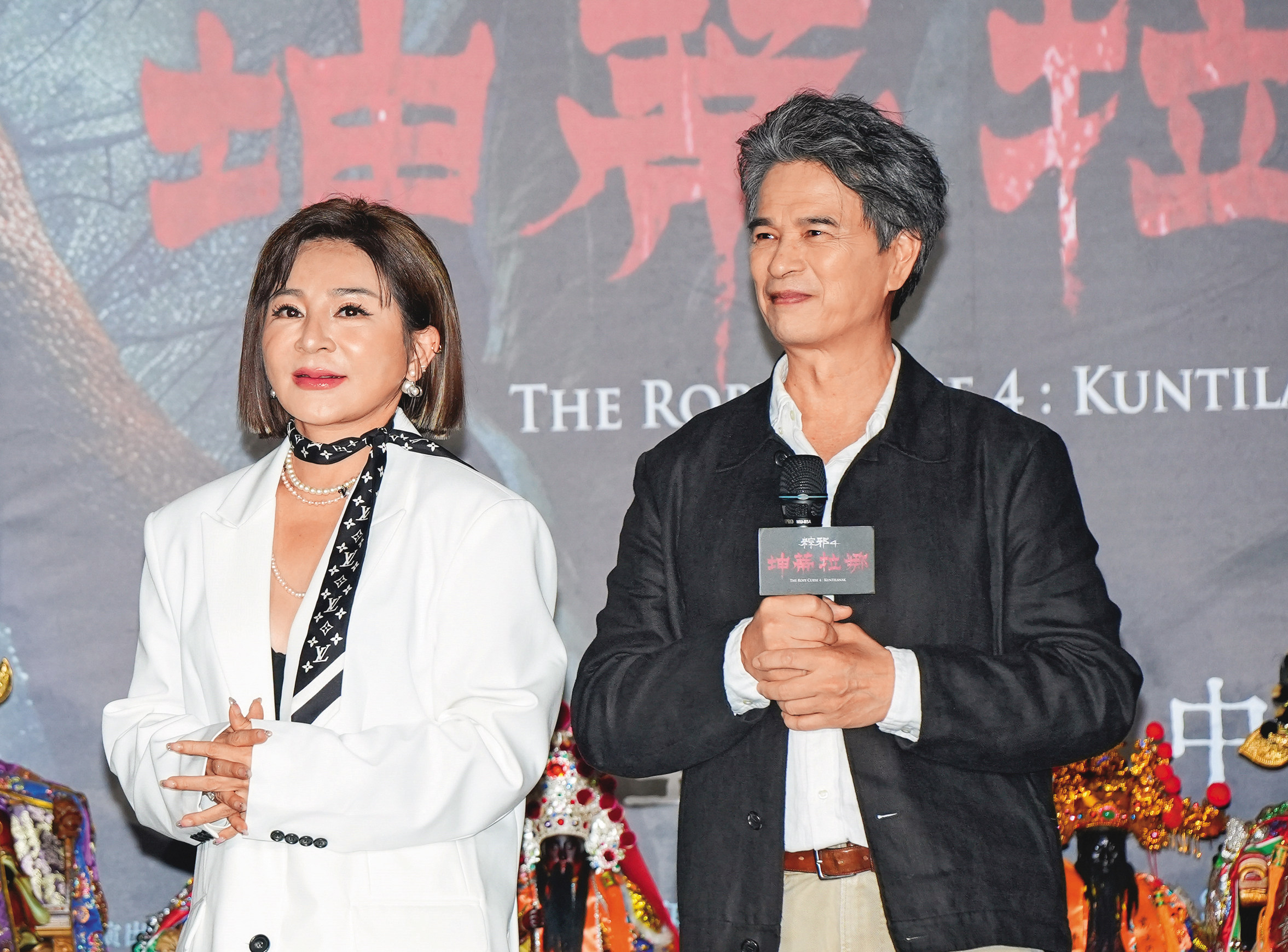 對比李興文(右)白髮斑駁、皺紋藏不住,王彩樺(左)的醫美錢花得「饅」值得…吧?