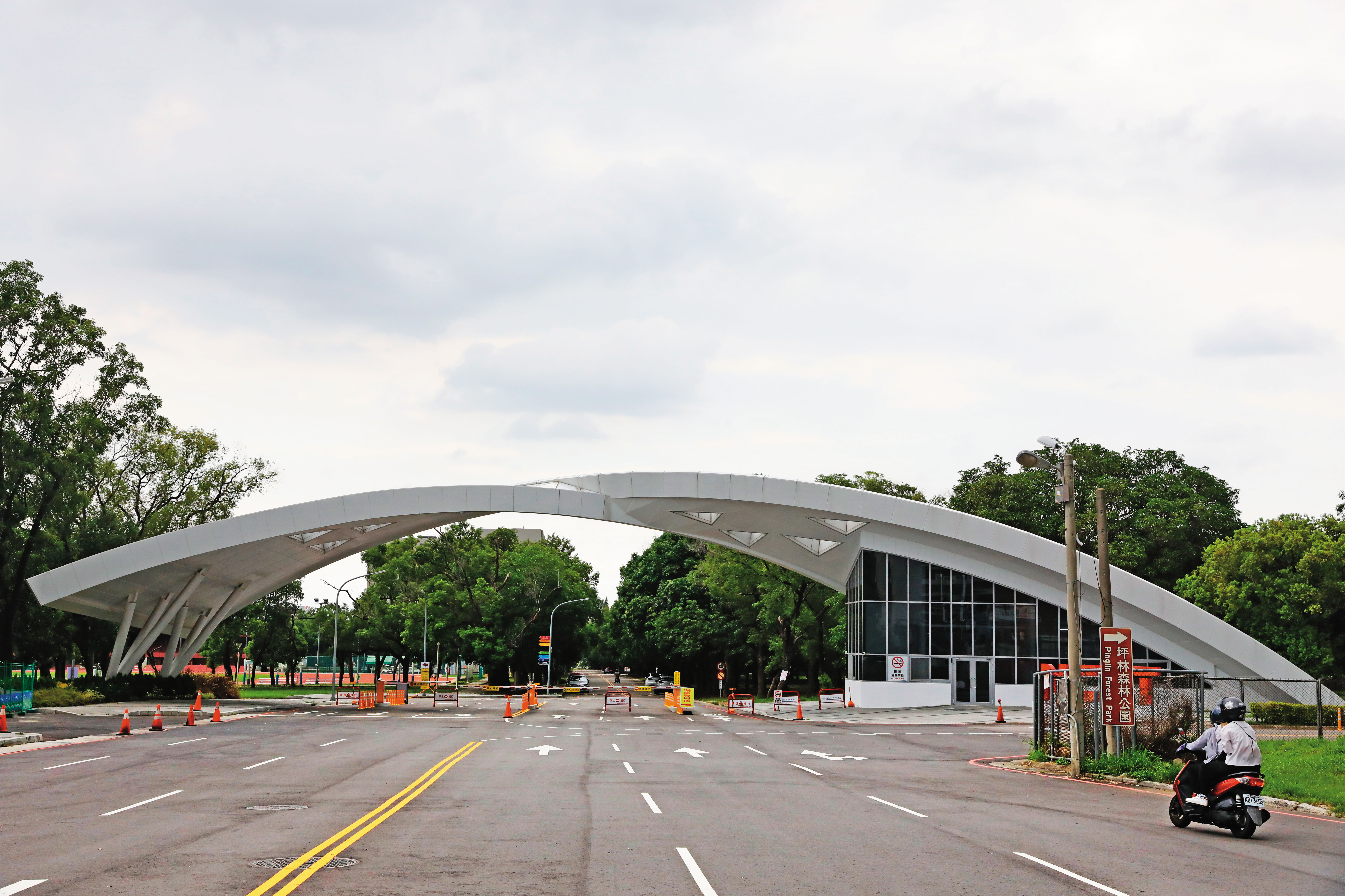 勤益科大新建校門花費數千萬元，引發爭議。