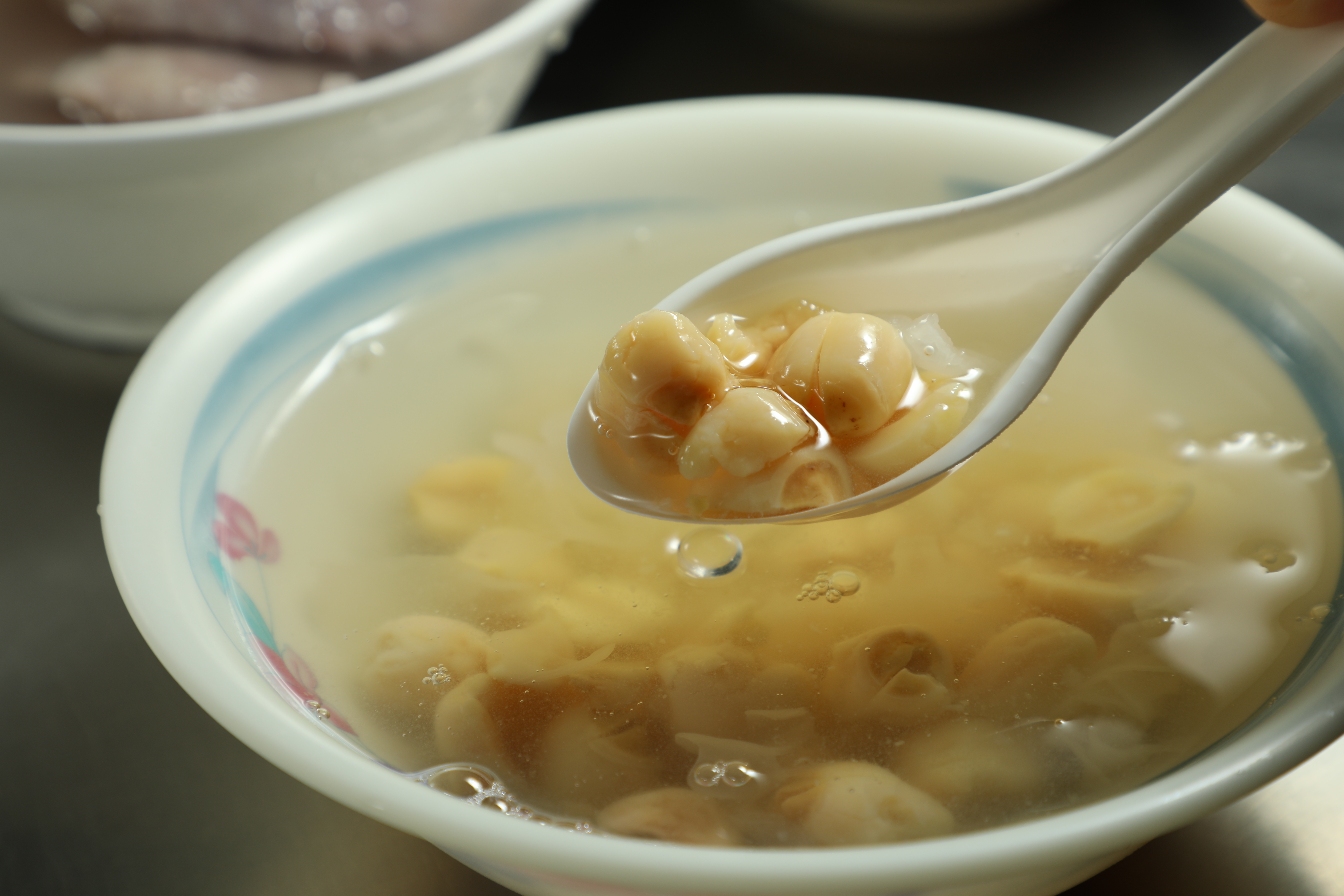 「木耳蓮子湯」的蓮子熬得恰到好處。（55元／碗）